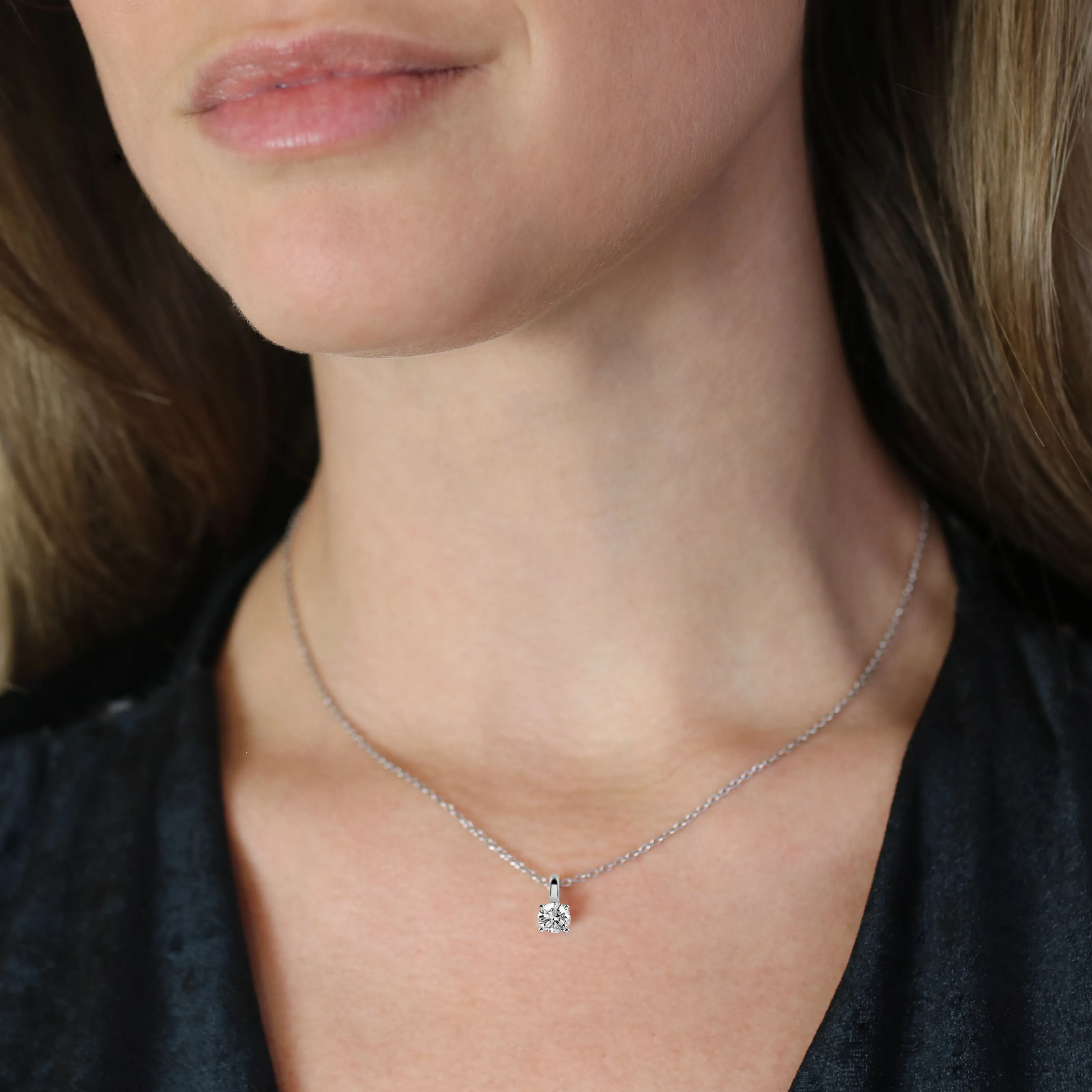 0.50 quilates colgante solitario en oro blanco con diamante redondo y 4 grapas 