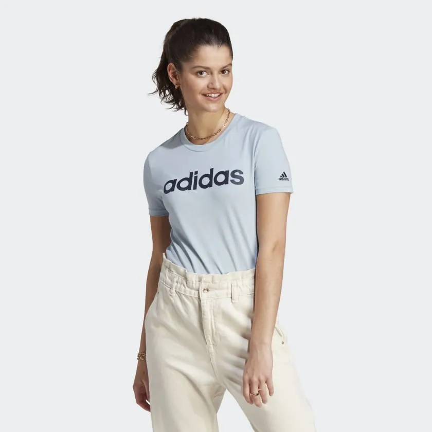 ADIDAS PLAYERA LOUNGEWEAR ESSENTIALS LOGO AJUSTADA DE MUJER