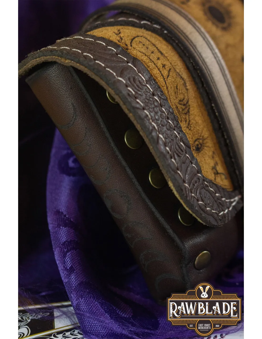 BOLSA Y BARAJA DEL TAROT DEL ENCANTAMIENTO  MARRóN