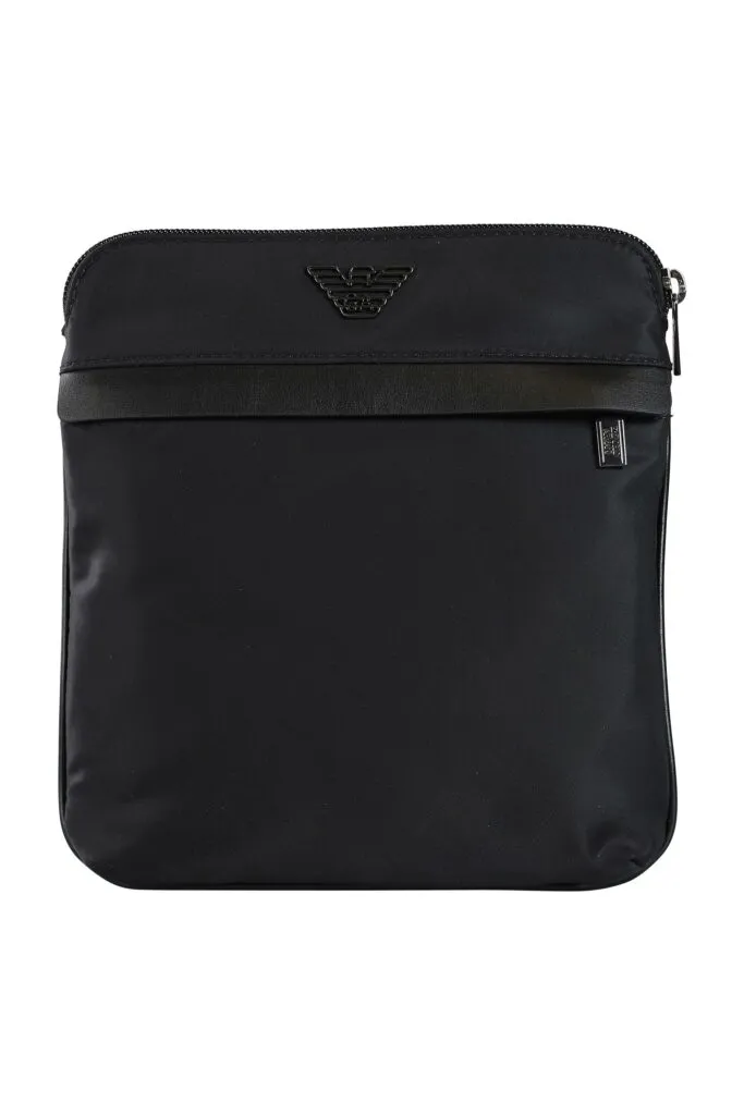 Bolso bandolero negro con minilogo de metal