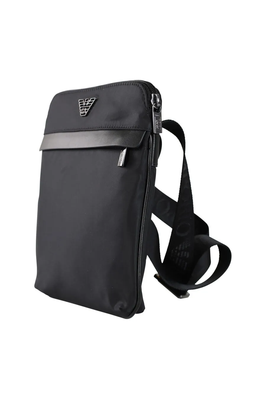 Bolso bandolero negro con minilogo de metal
