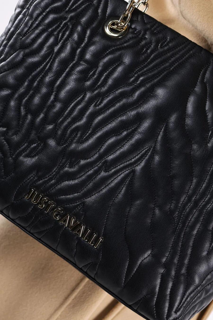 Bolso negro shopper acolchado efecto cebra con logo y cadena dorada