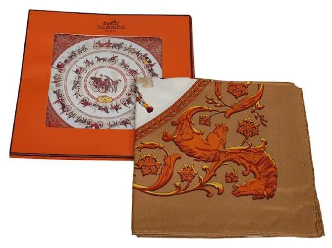 Bufanda de seda Hermès 88,5 cm x 88,5 cm LA PROMENADE DE LONGCHAMPS en muy buen estado Castaño 
