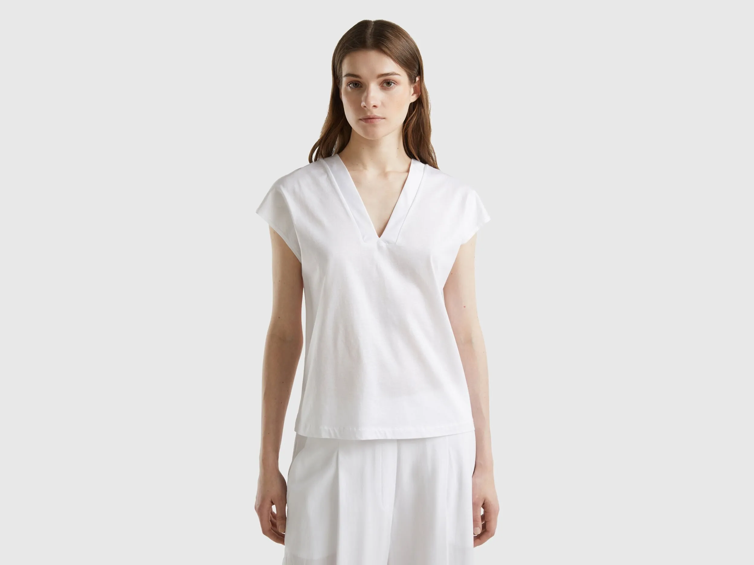 Camiseta con cuello en V delante y detrás