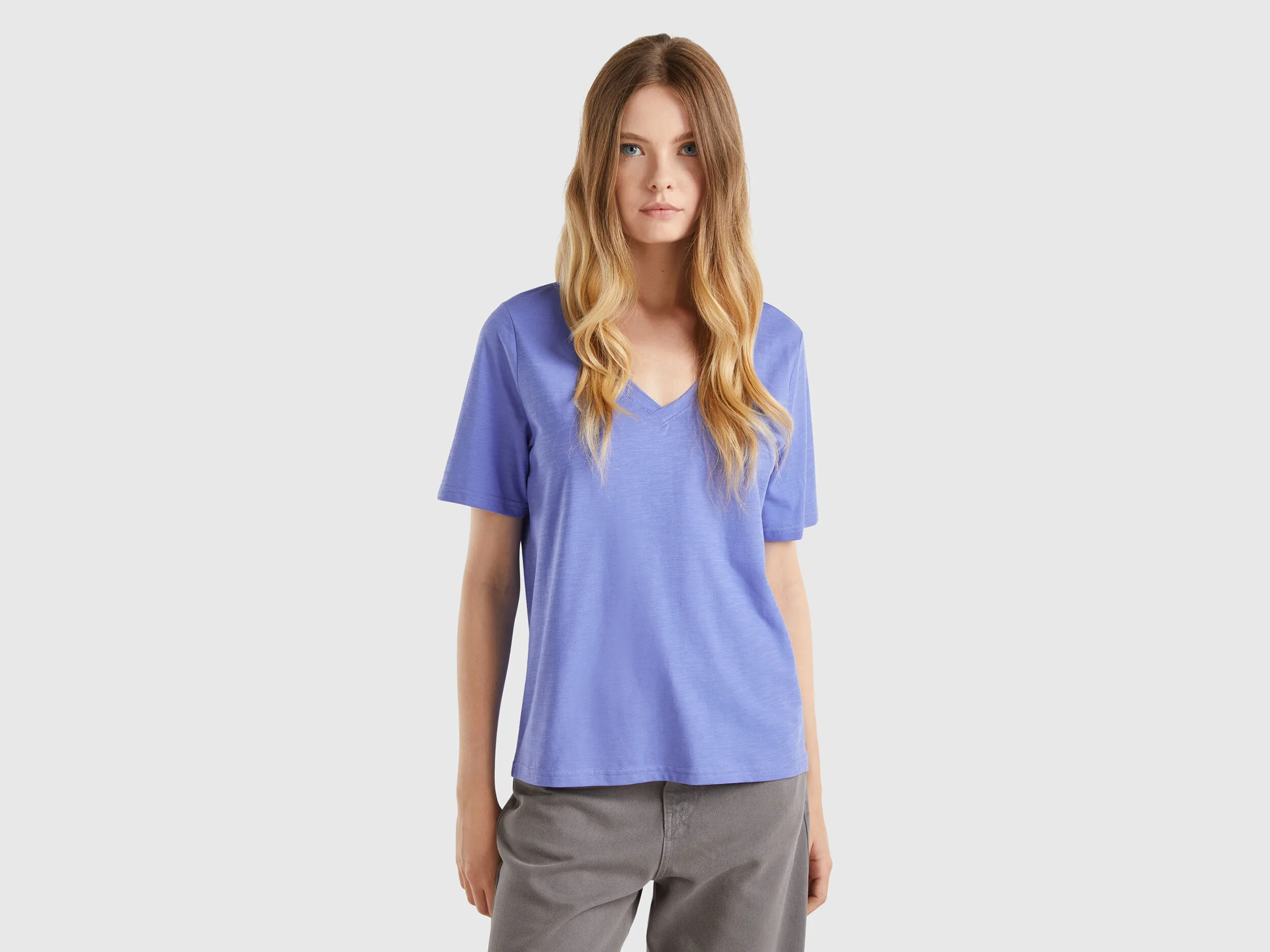 Camiseta de algodón flameado con escote de pico