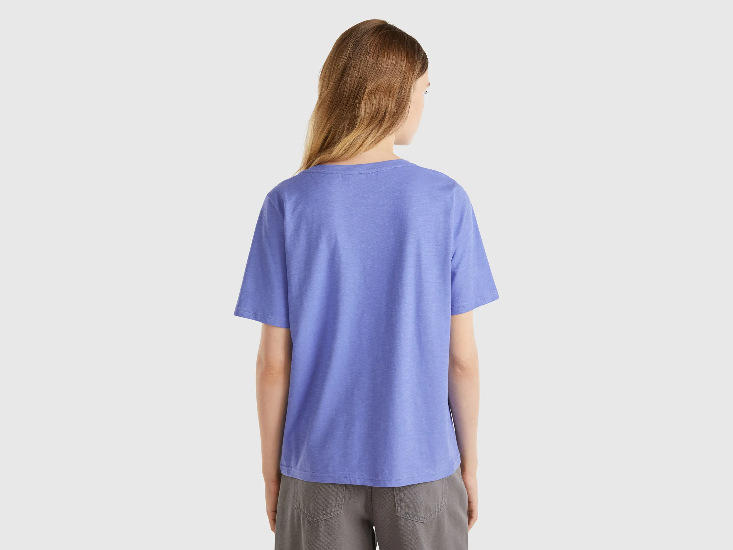 Camiseta de algodón flameado con escote de pico