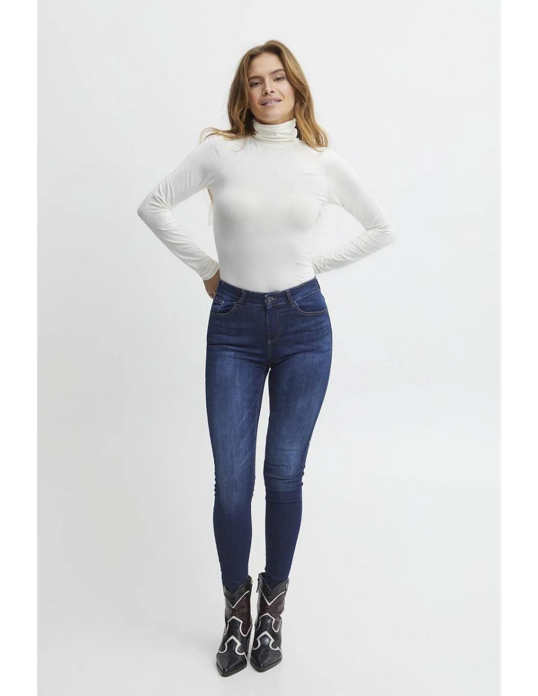 CAMISETA DE CUELLO ALTO BLANCA B.YOUNG PAMILA