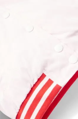Cazadora bomber para niños con detalles de logo bordados