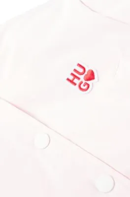 Cazadora bomber para niños con detalles de logo bordados