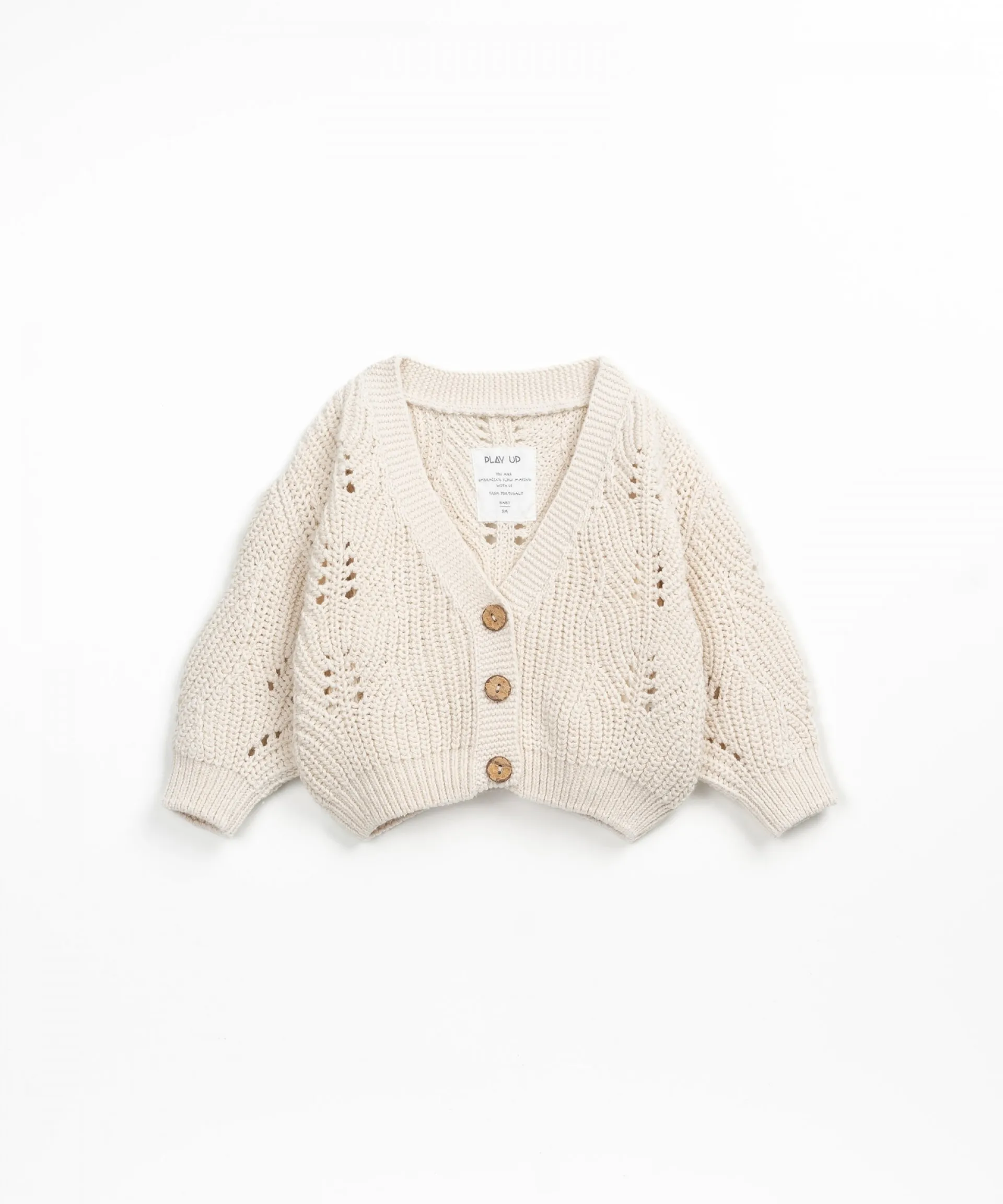 Chaqueta tejida con botones de coco | Textile Art