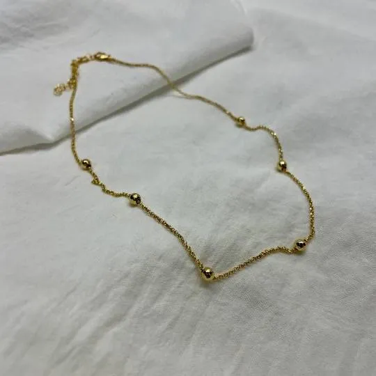 Collar de cadena con bolitas oro