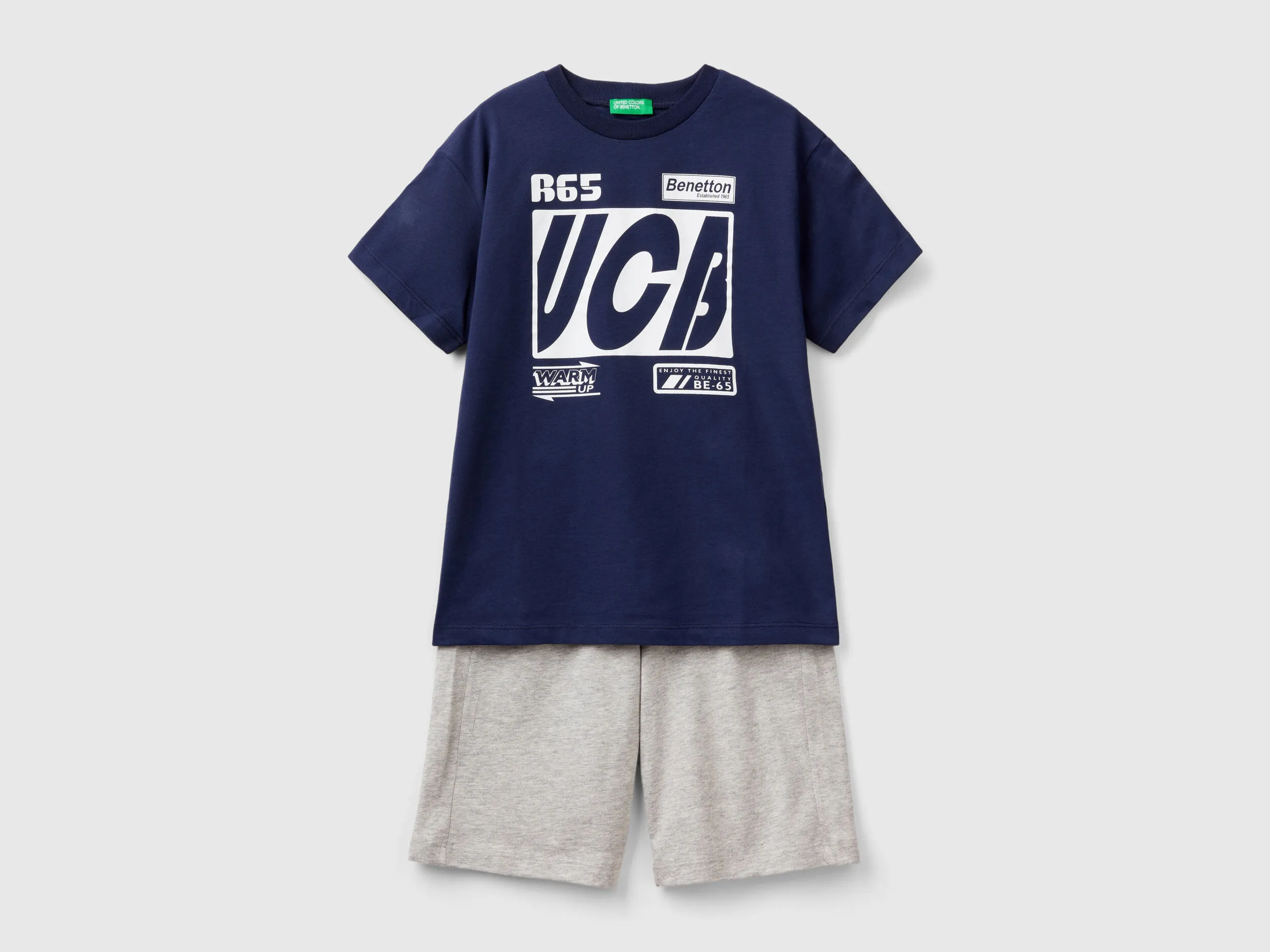 Conjunto de camiseta y bermudas