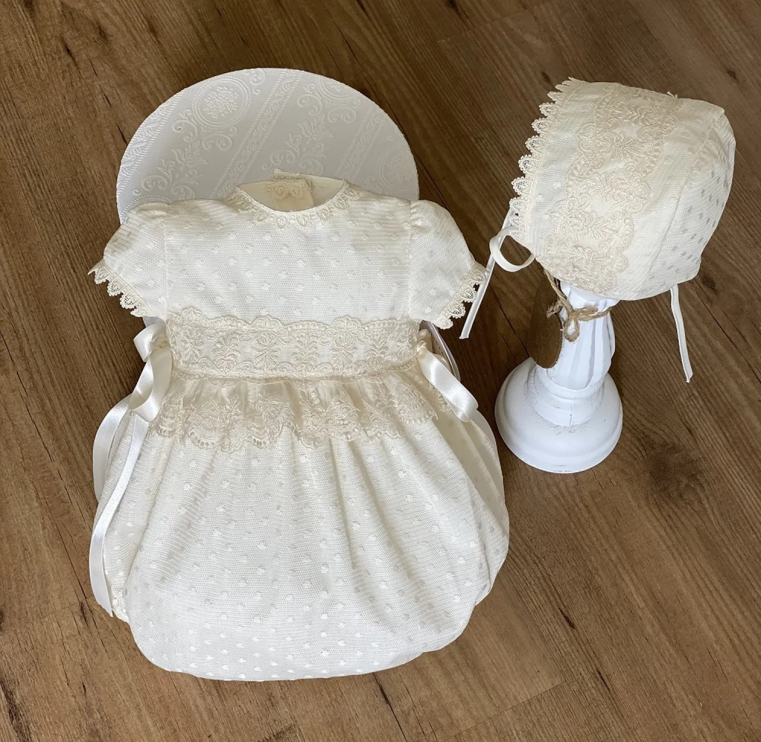 Conjunto para bautizo. Pelele y capota beige.