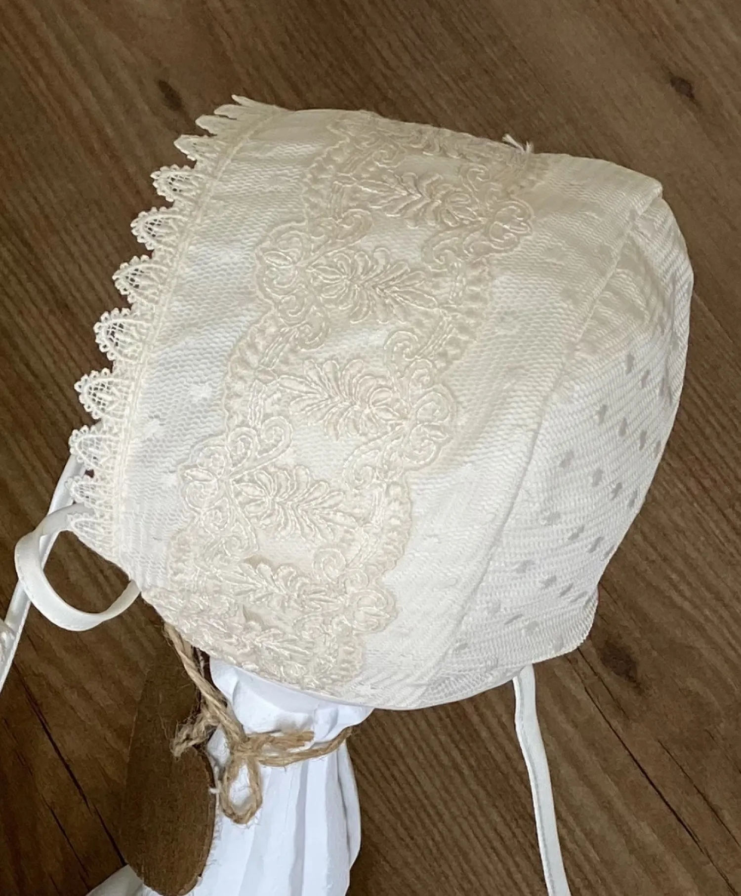 Conjunto para bautizo. Pelele y capota beige.