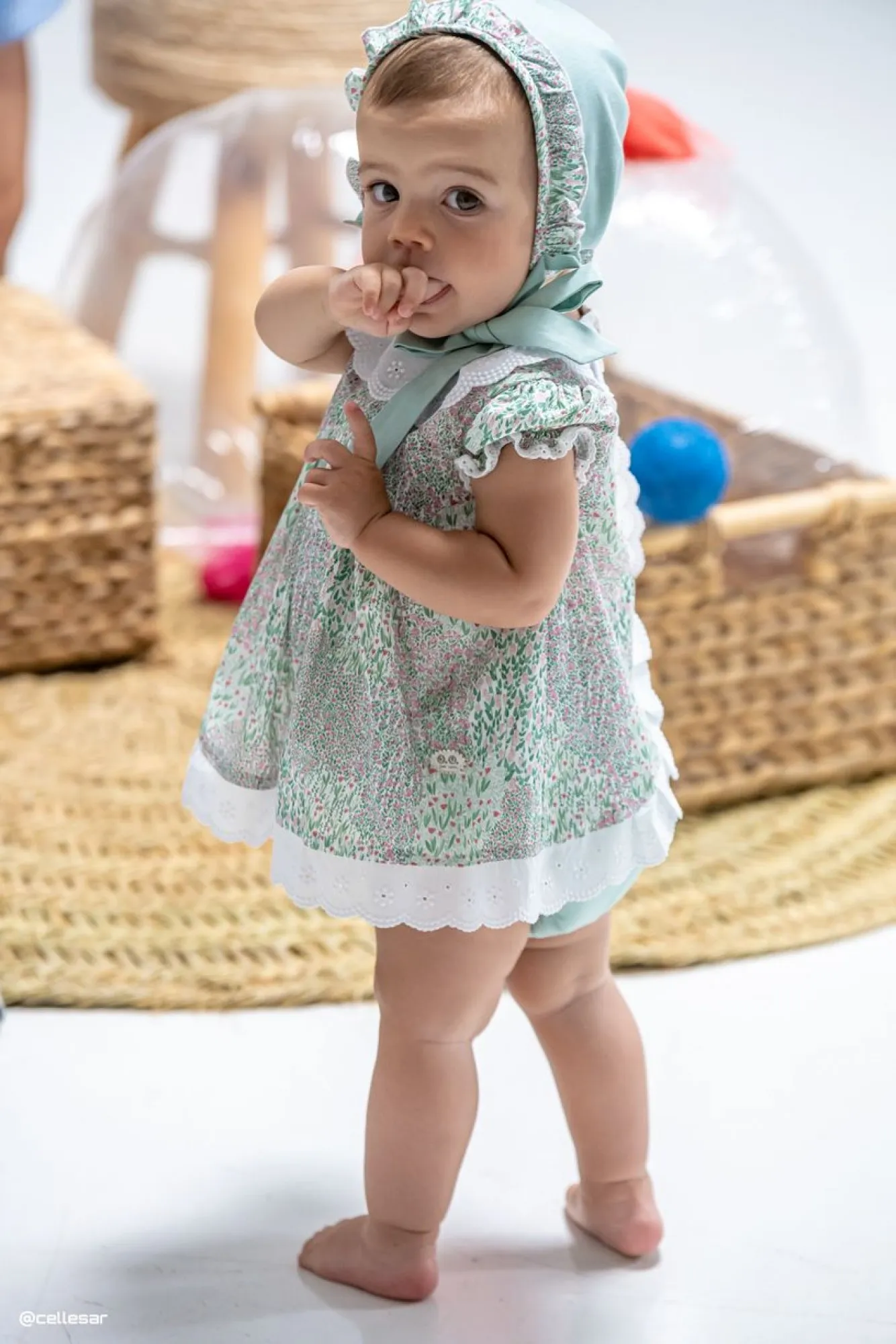Conjunto para niña. Tres piezas. Colección Esmeranda de José Varón