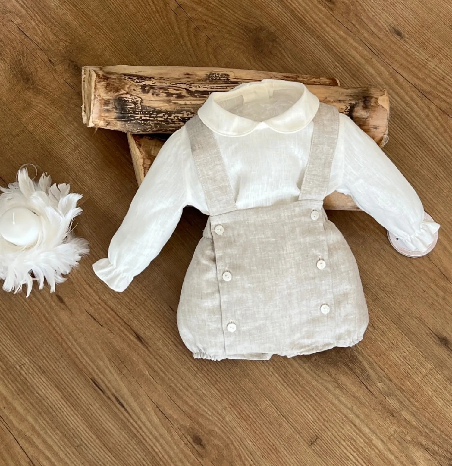 Conjunto para niño. Ranita y blusa de ceremonia. Beige y arena