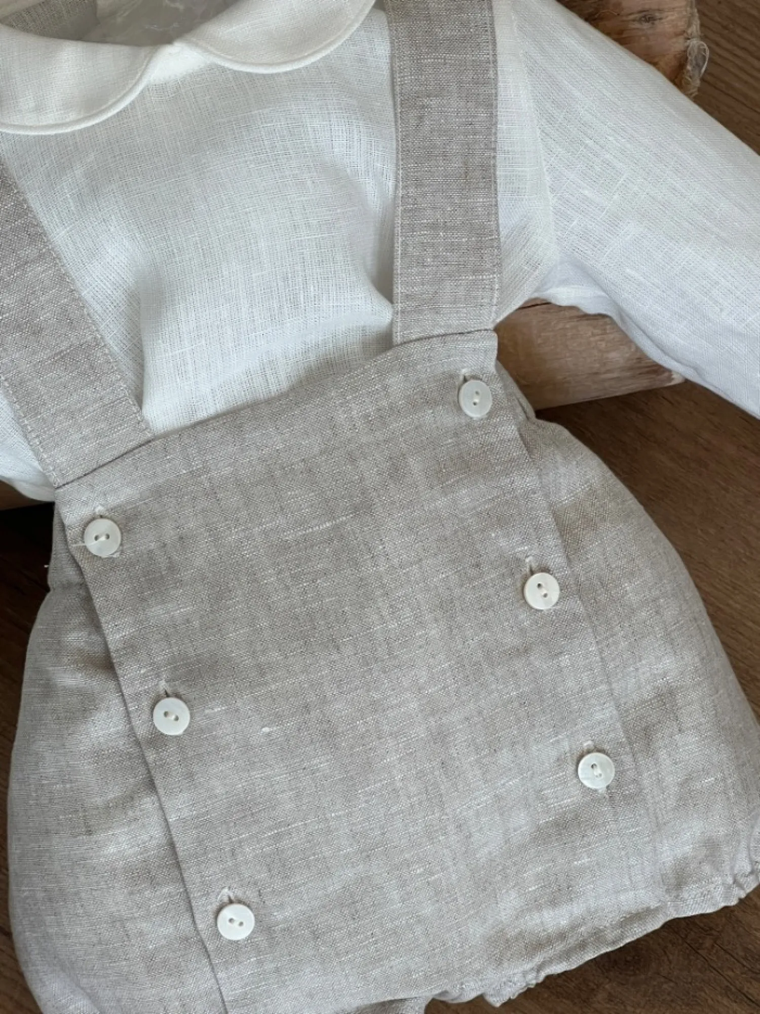 Conjunto para niño. Ranita y blusa de ceremonia. Beige y arena