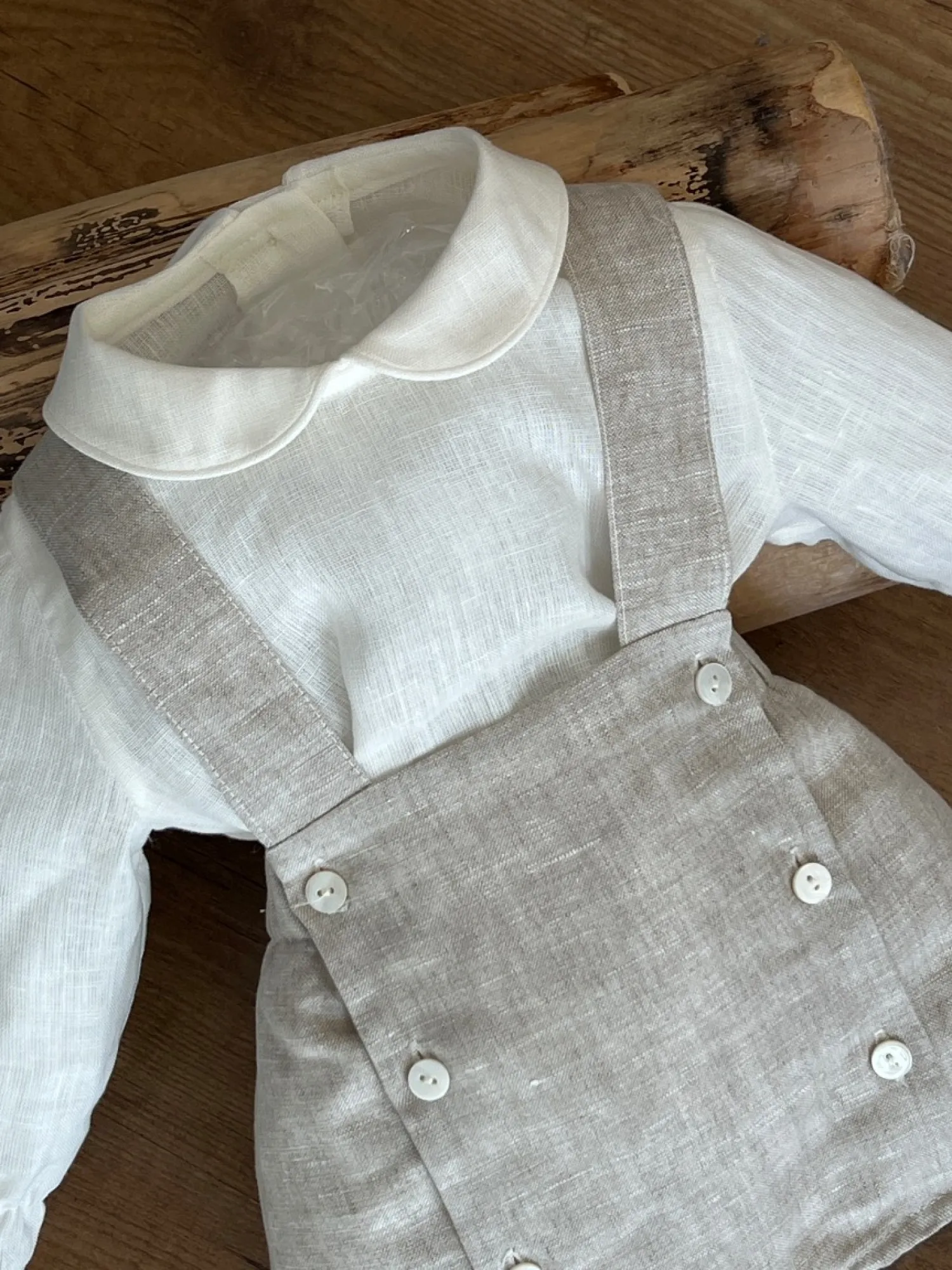Conjunto para niño. Ranita y blusa de ceremonia. Beige y arena