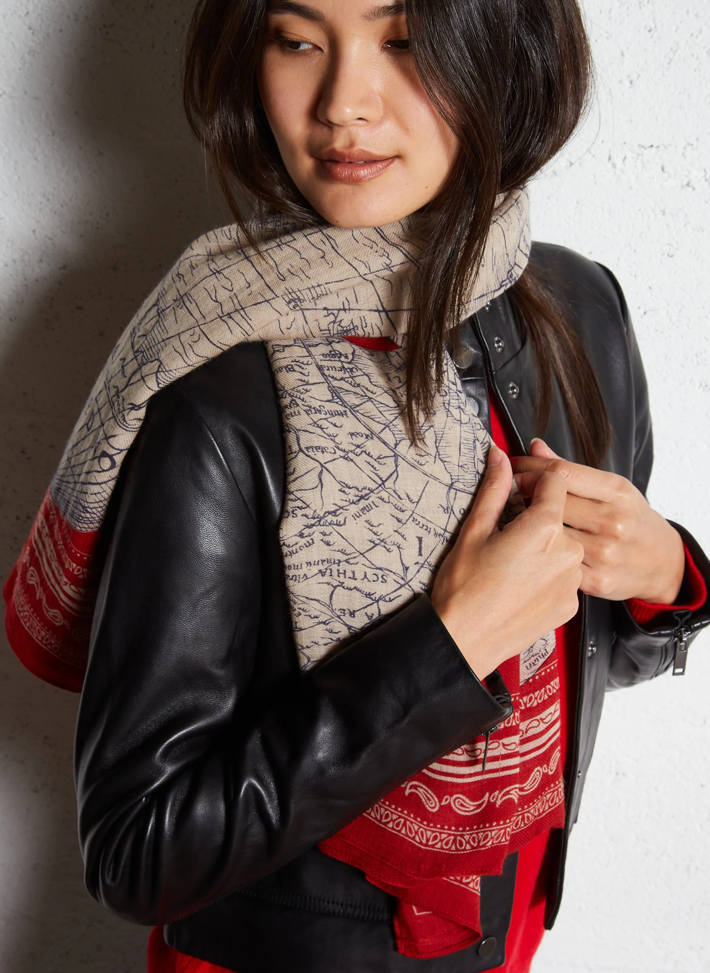 INOUI EDITIONS WOOL MAPPEMONDE  FULAR DE LANA ESTAMPADO EN ROJO