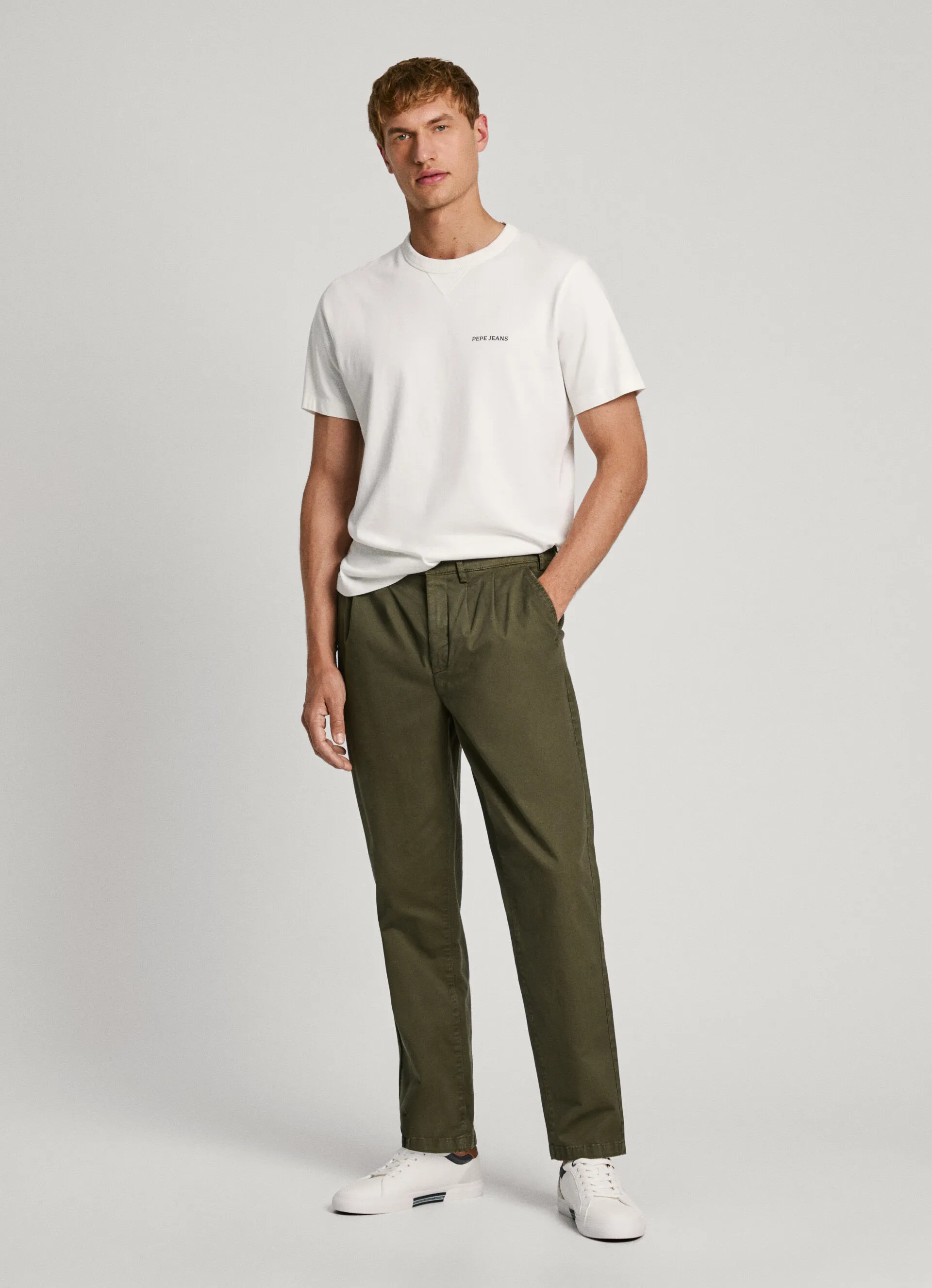 pantalón chino fit relaxed