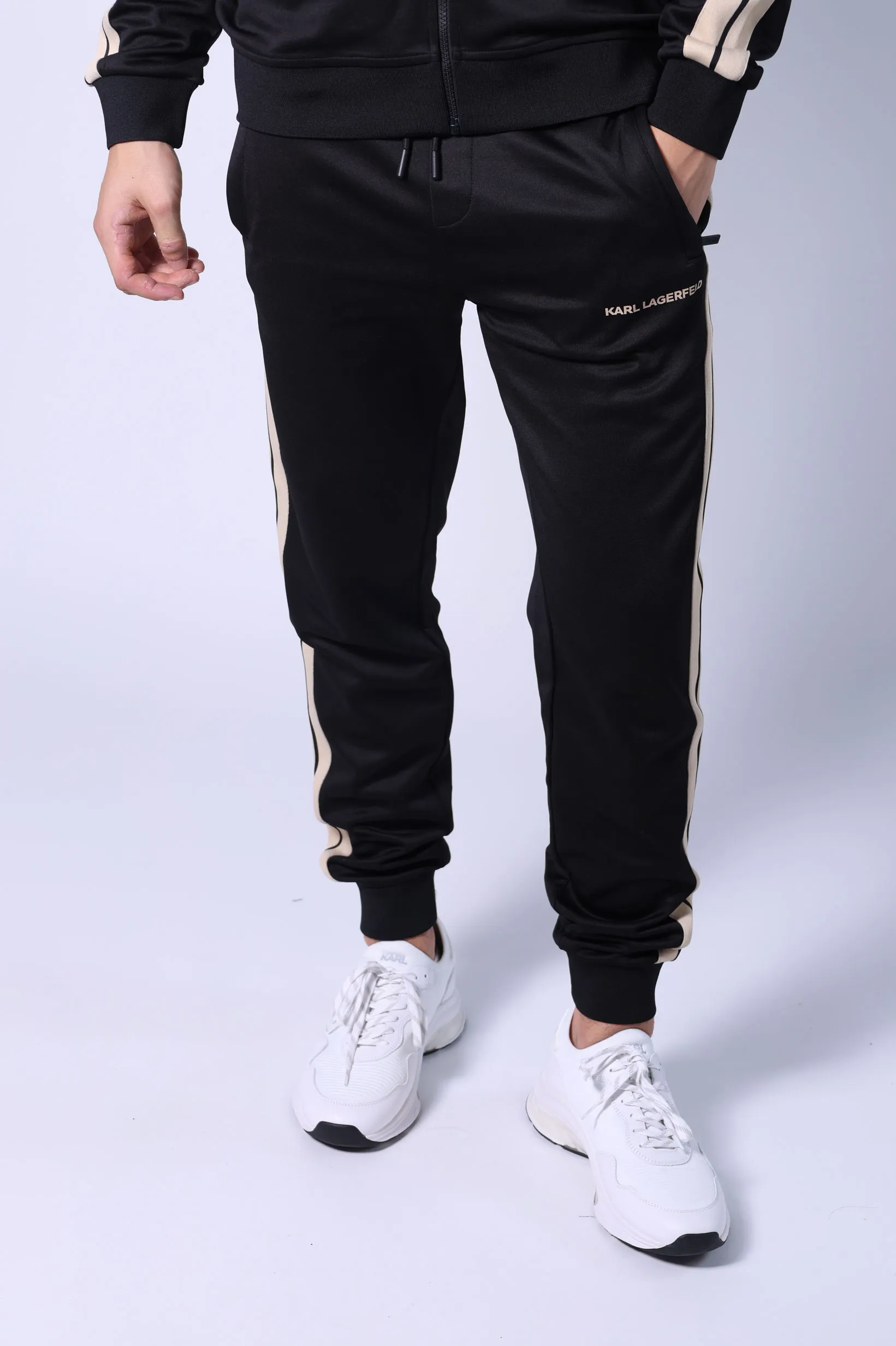 Pantalón negro con minilogo y franjas beige laterales