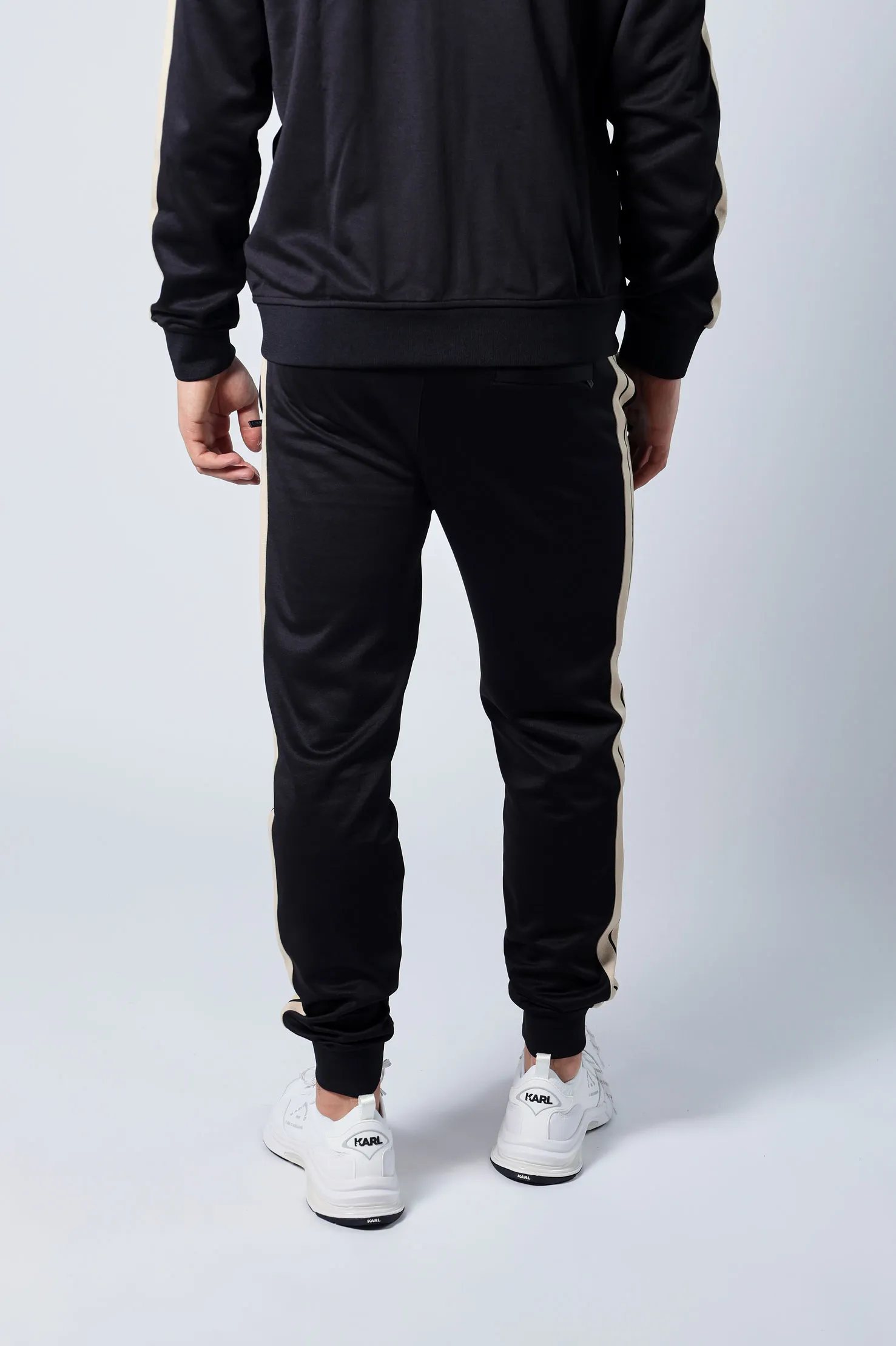 Pantalón negro con minilogo y franjas beige laterales