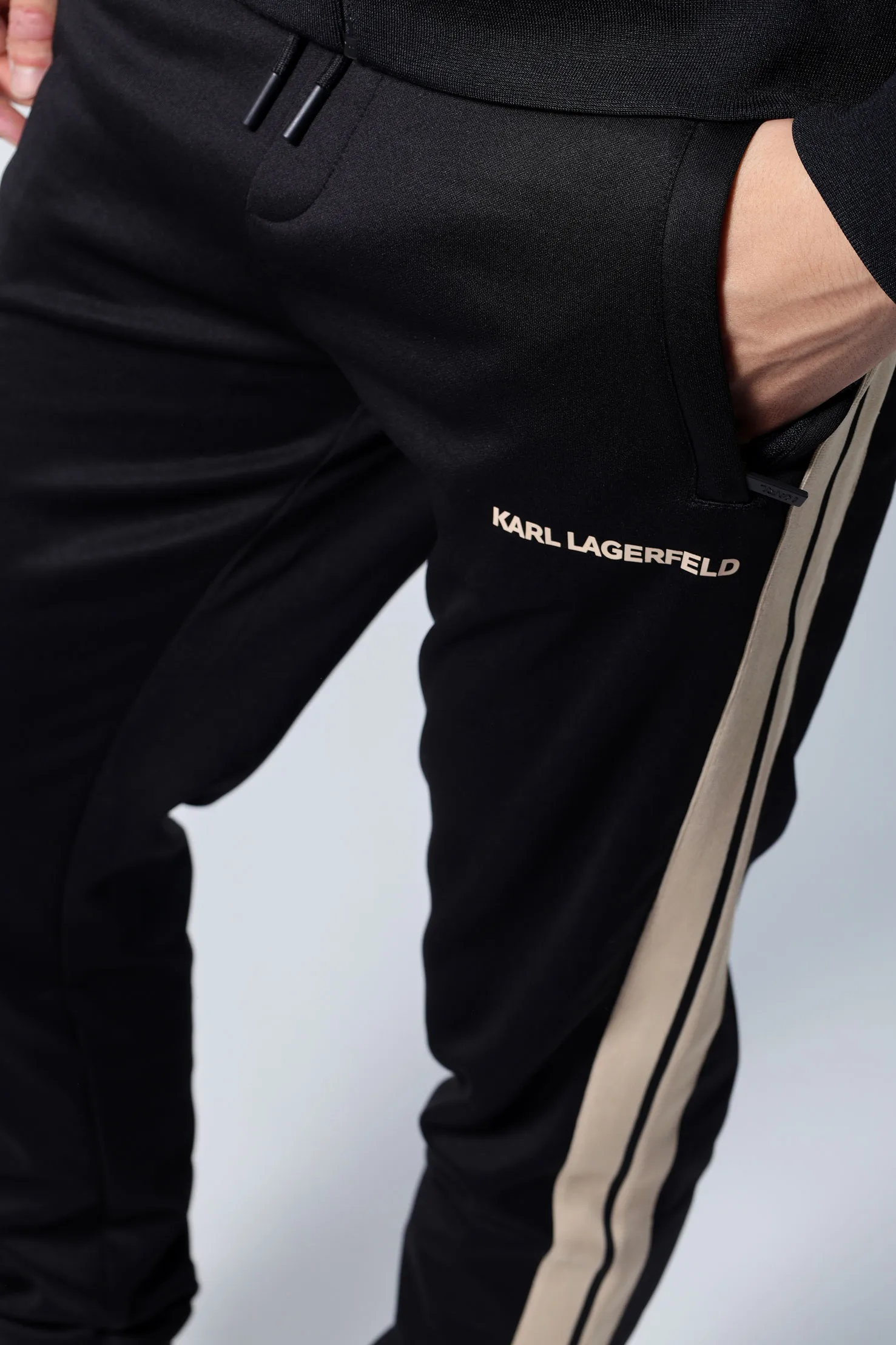 Pantalón negro con minilogo y franjas beige laterales