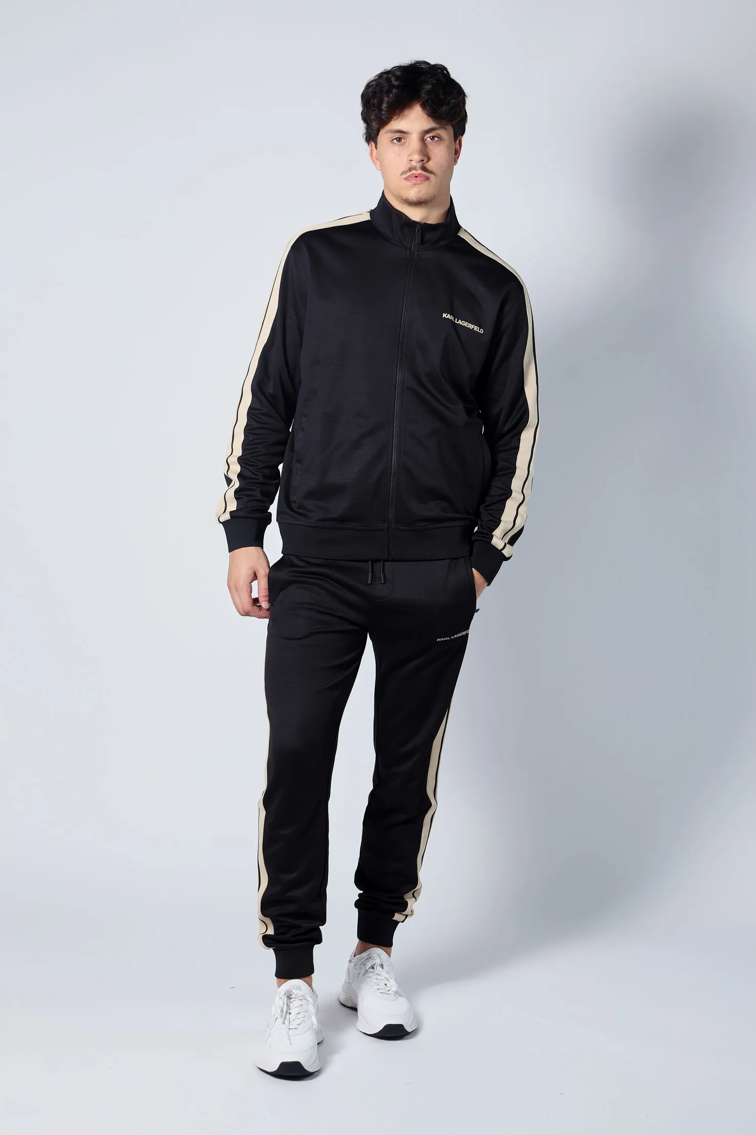 Pantalón negro con minilogo y franjas beige laterales