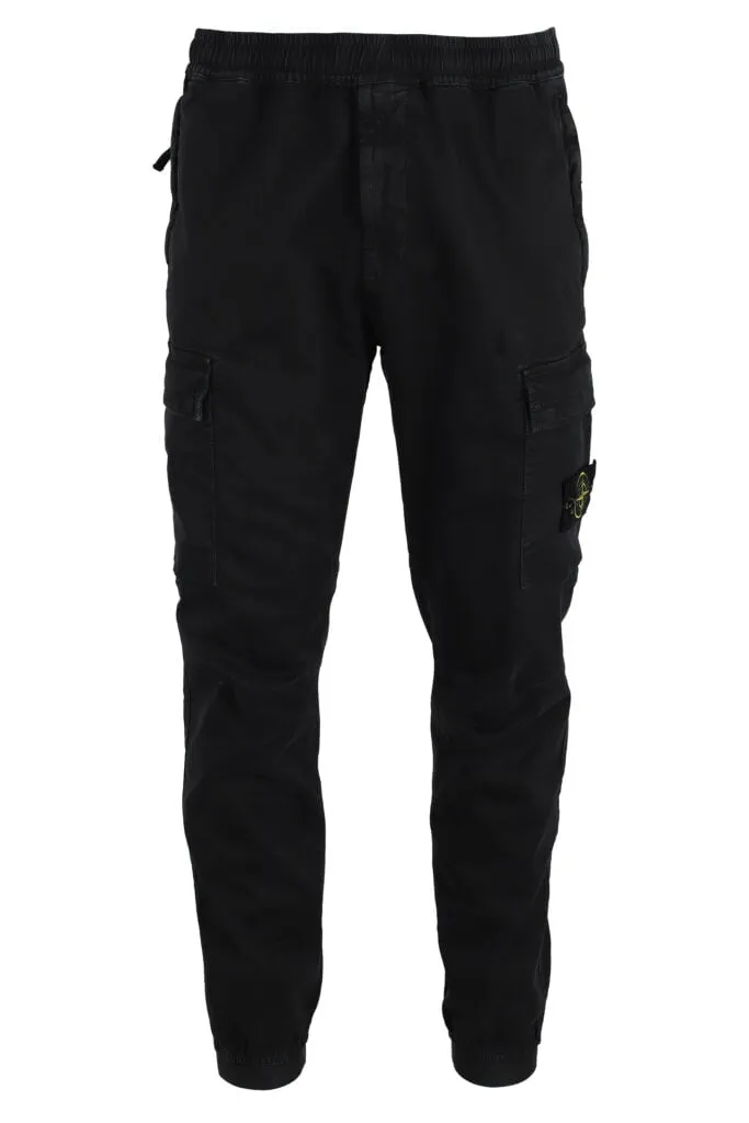 Pantalón negro estilo cargo con parche lateral