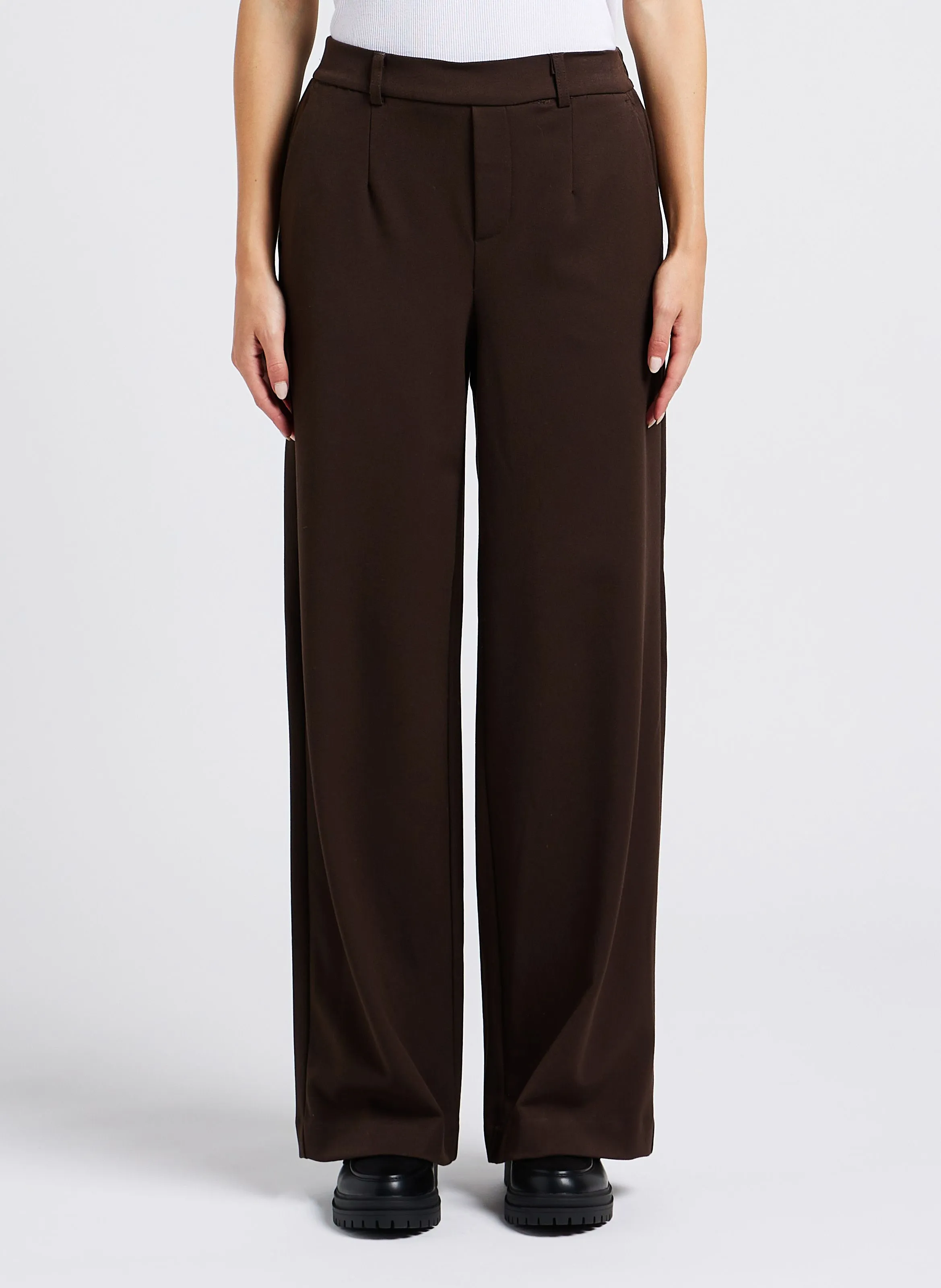 Pantalón vaporoso con pinzas en beige