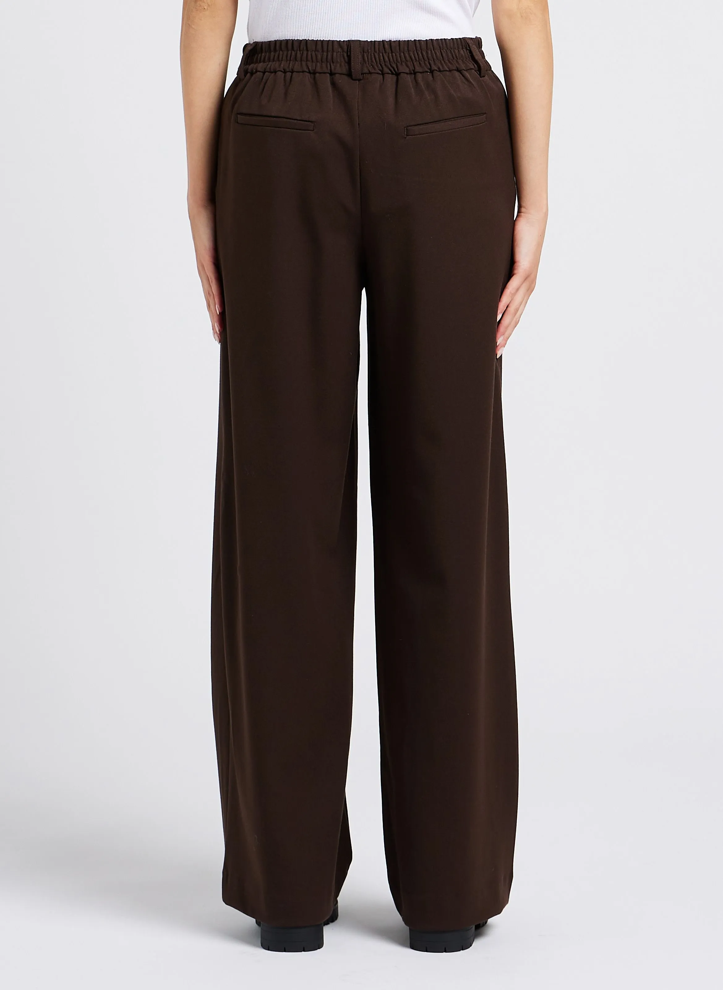 Pantalón vaporoso con pinzas en beige