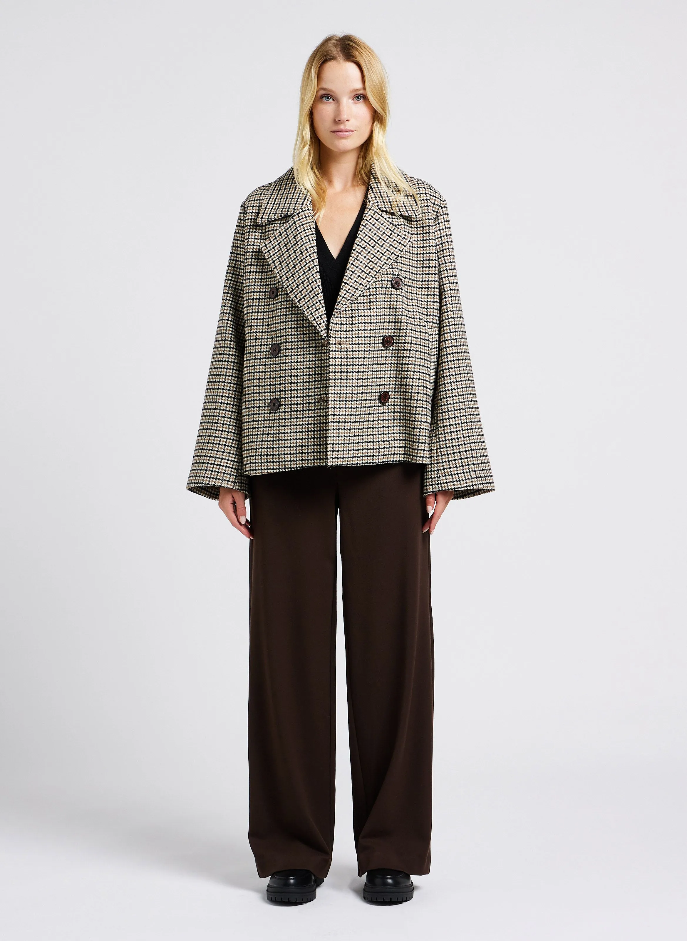 Pantalón vaporoso con pinzas en beige