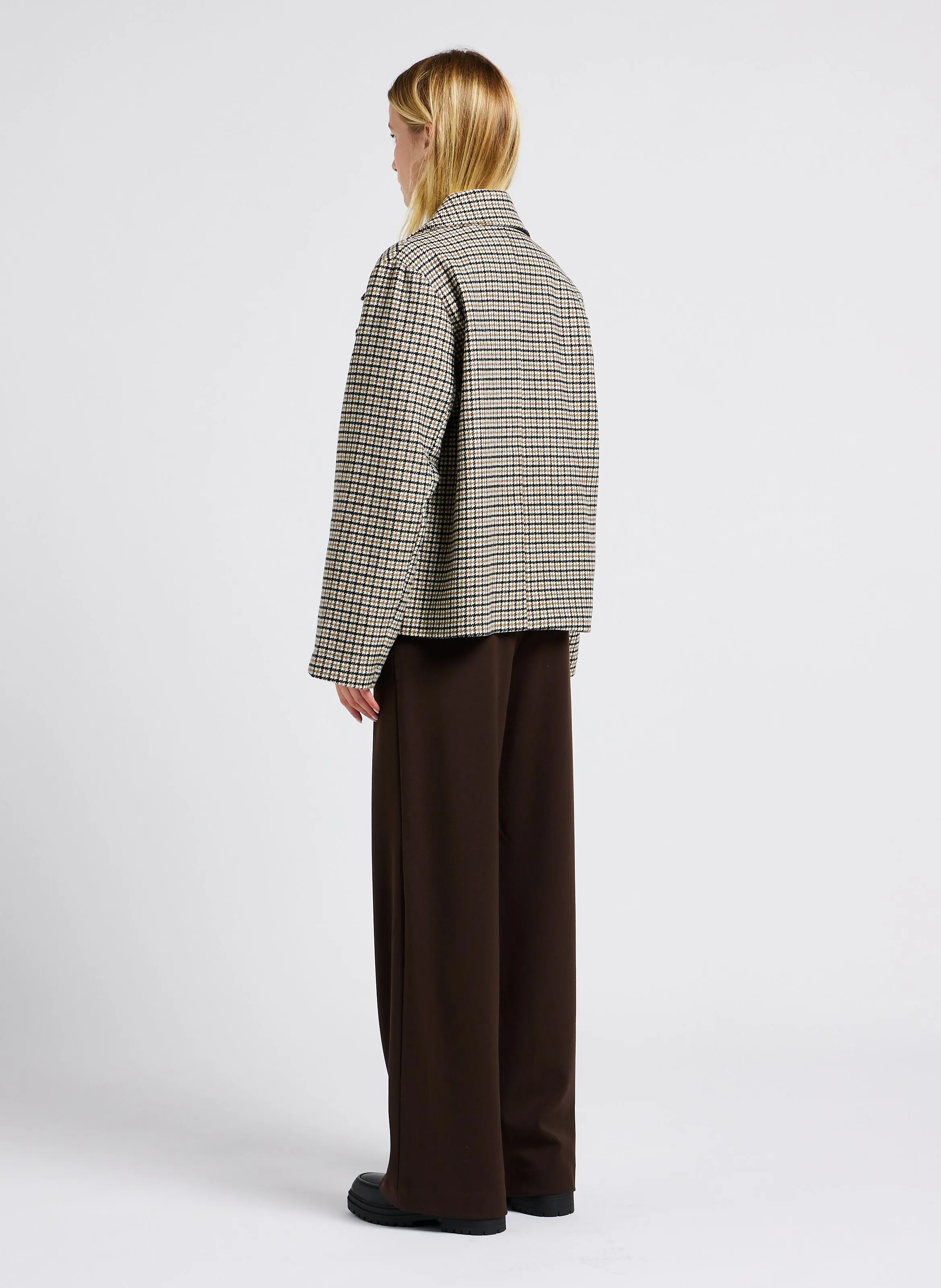 Pantalón vaporoso con pinzas en beige