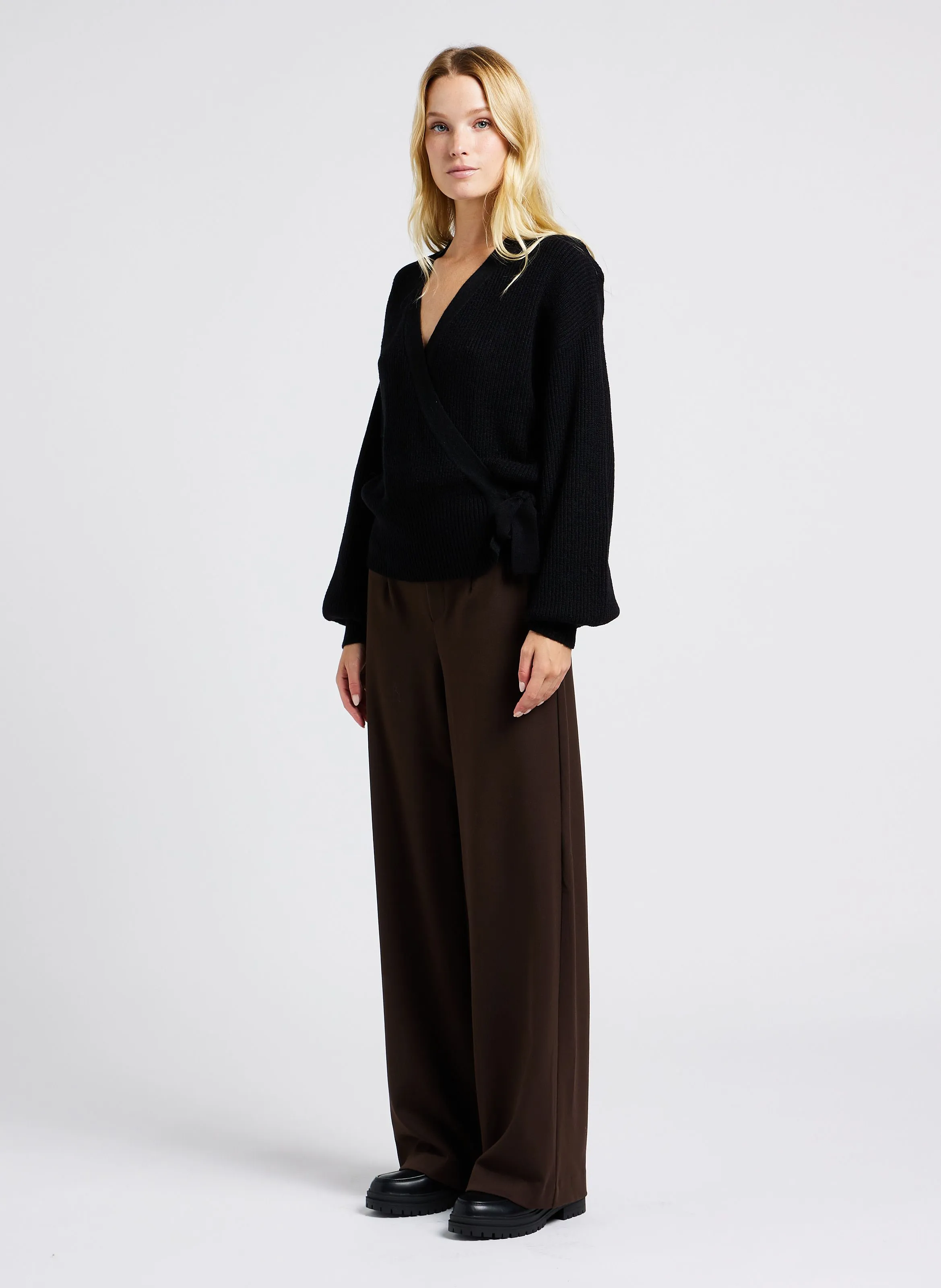 Pantalón vaporoso con pinzas en beige