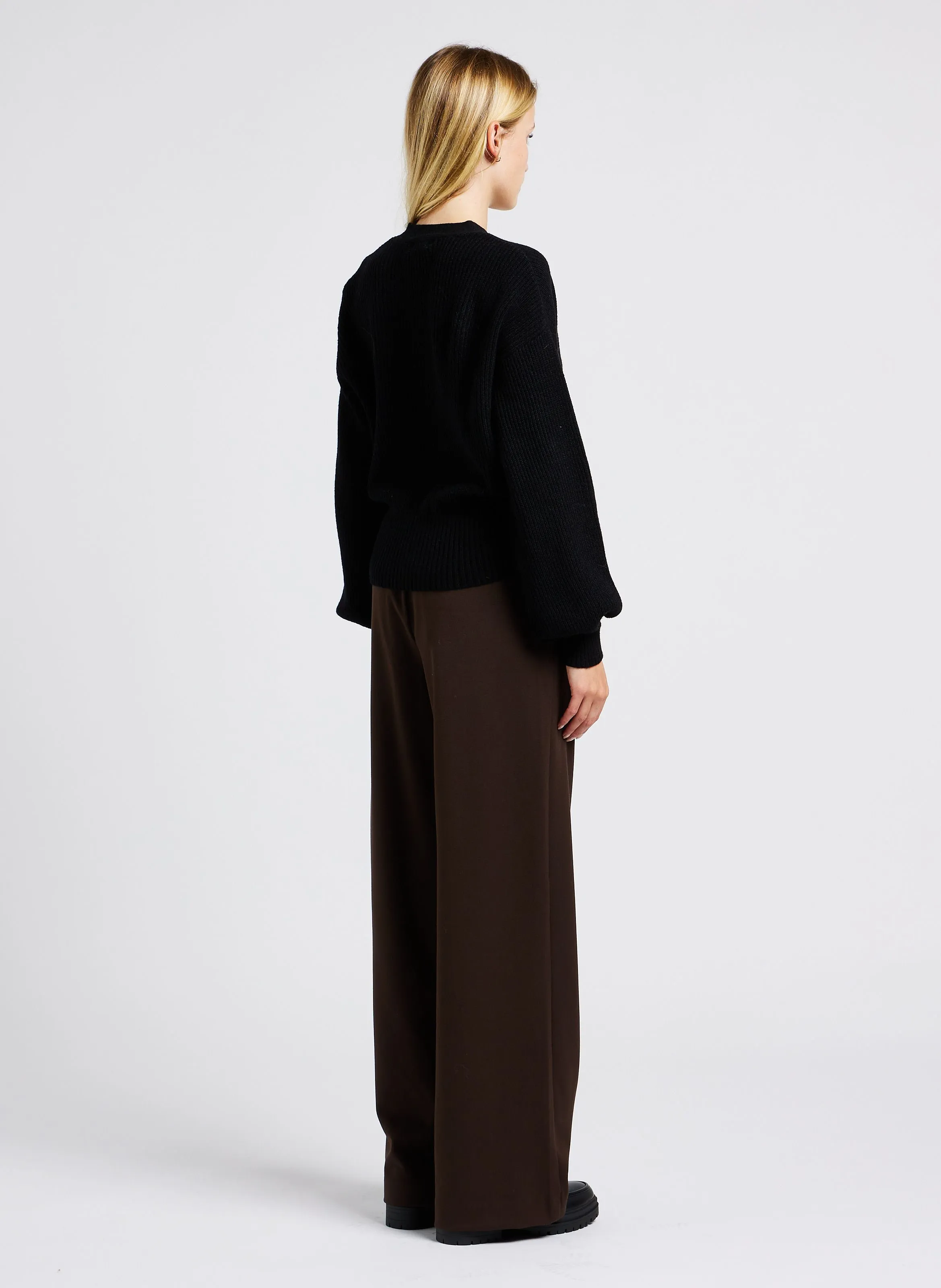 Pantalón vaporoso con pinzas en beige
