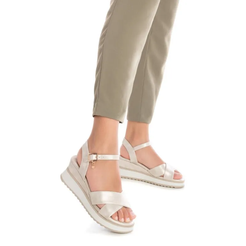 Sandalia de mujer XTI 142868 Oro