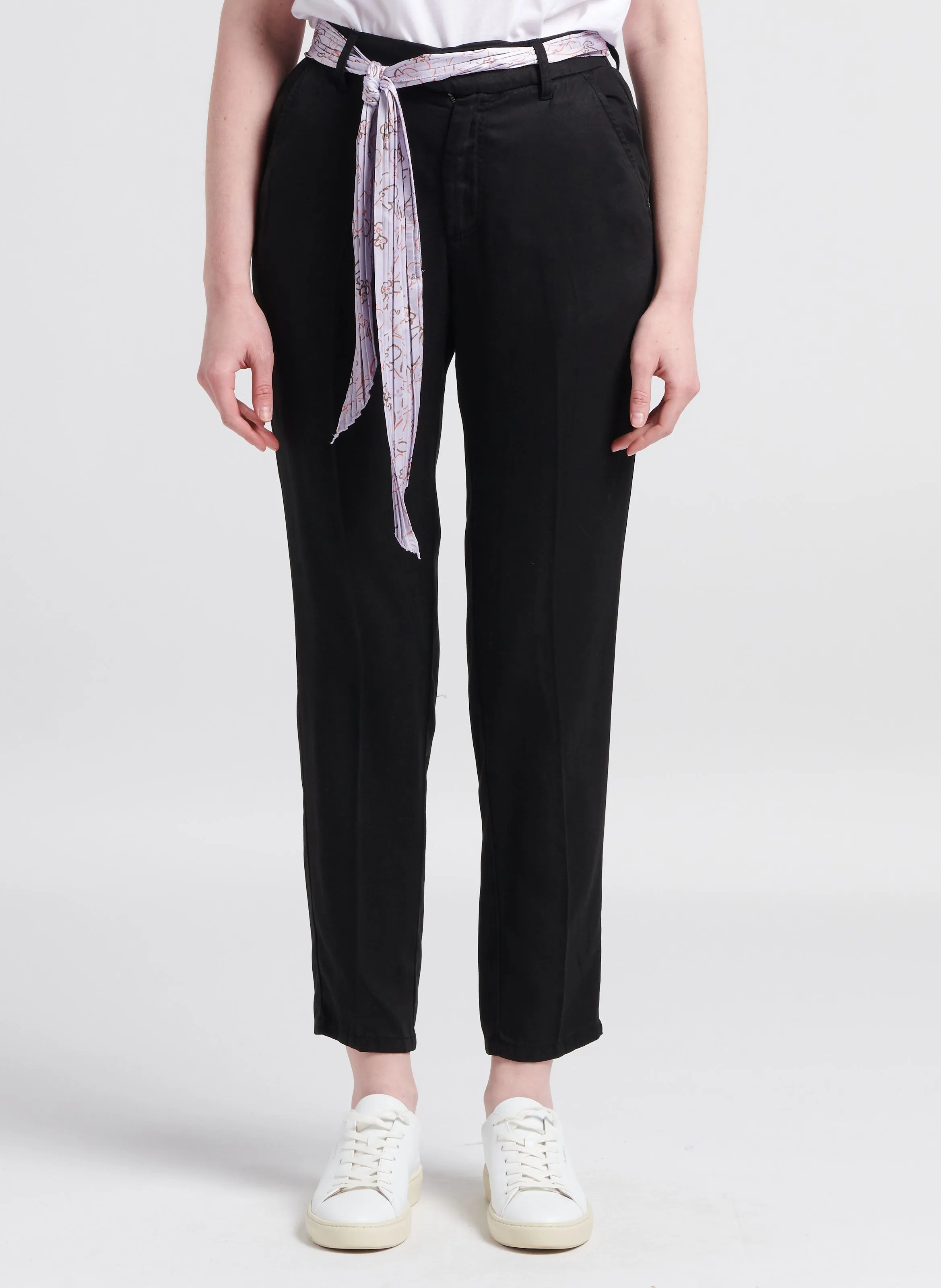 THEA  PANTALóN TAPERED VAPOROSO EN NEGRO