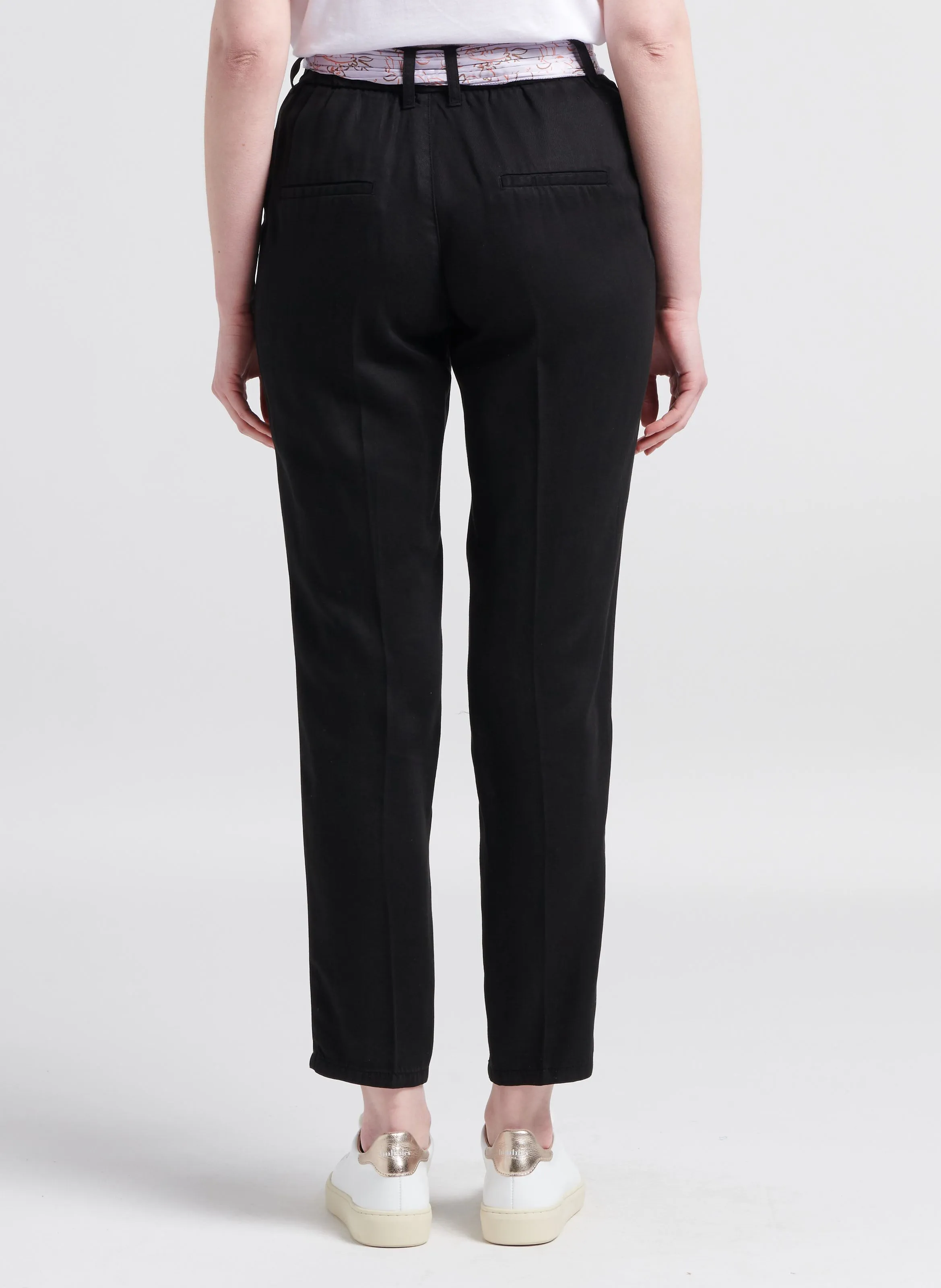 THEA  PANTALóN TAPERED VAPOROSO EN NEGRO