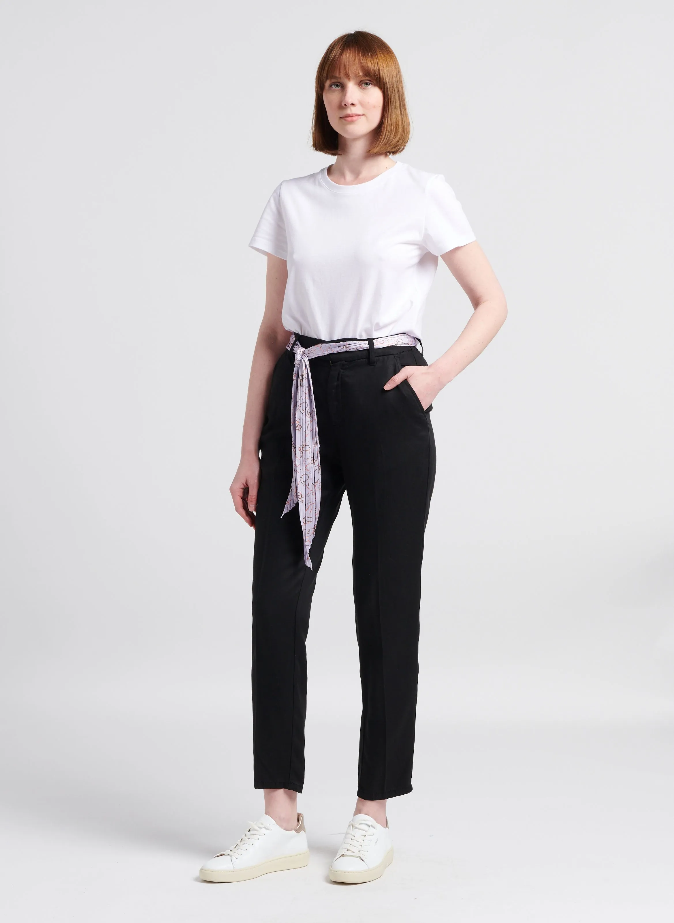 THEA  PANTALóN TAPERED VAPOROSO EN NEGRO