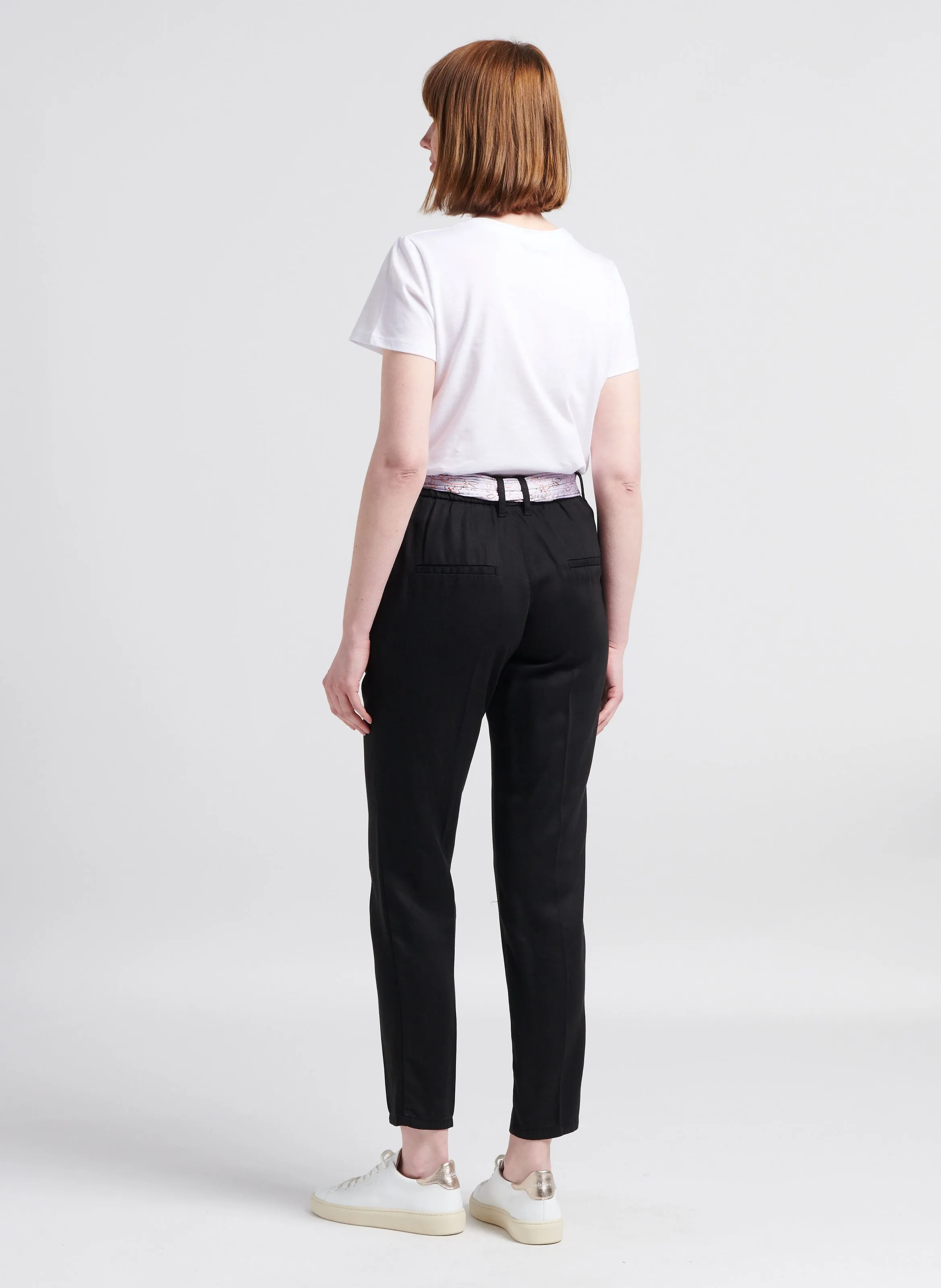 THEA  PANTALóN TAPERED VAPOROSO EN NEGRO