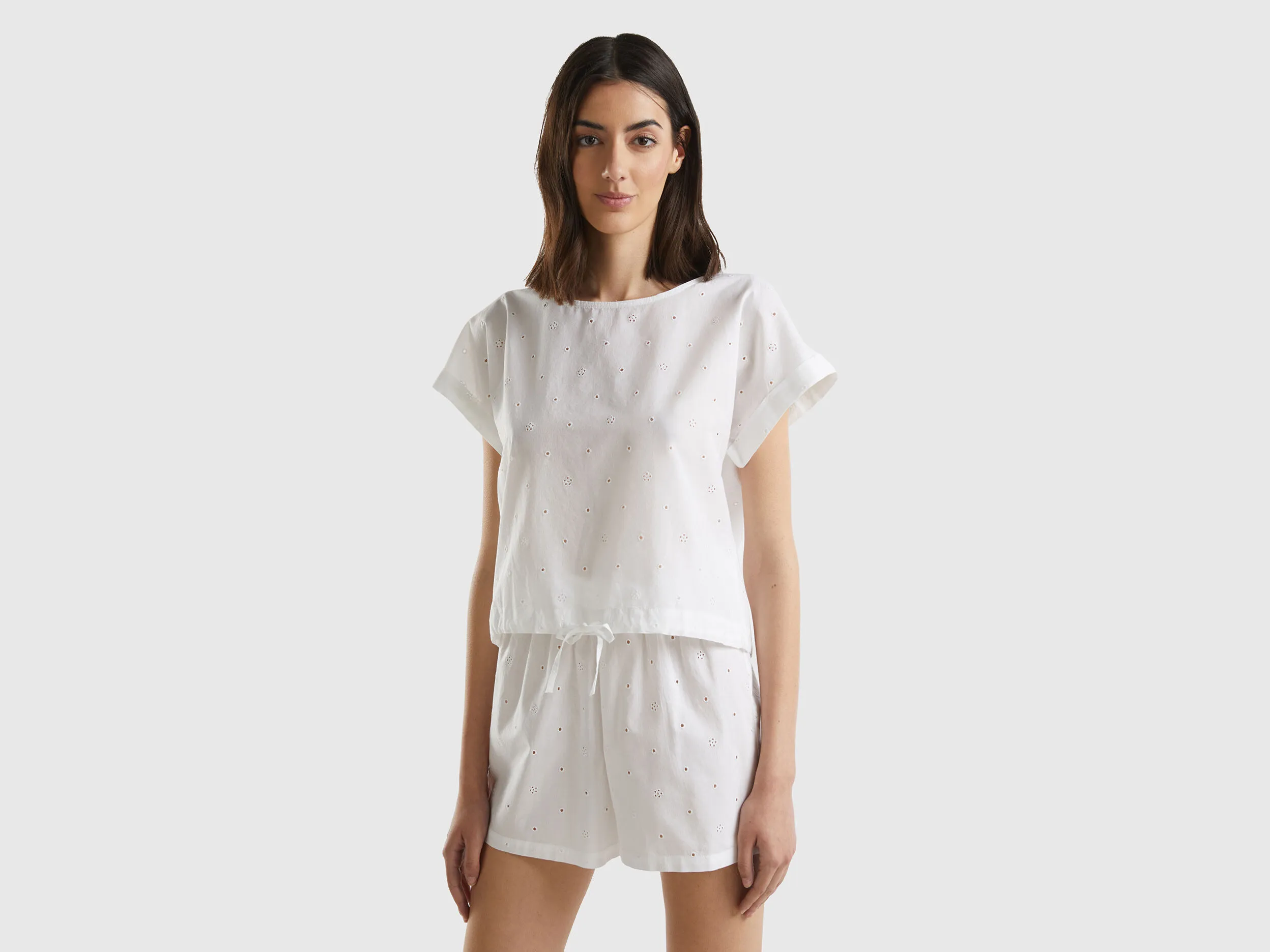 Top con bordados de encaje suizo