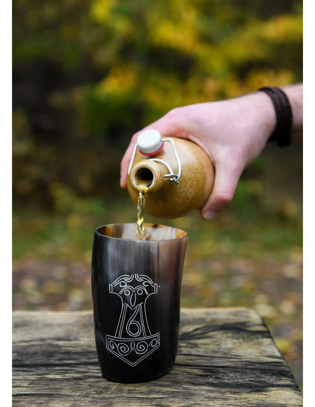 VASO VIKINGO MJöLNIR DE THOR EN CUERNO DE BúFALO (150250 ML.)