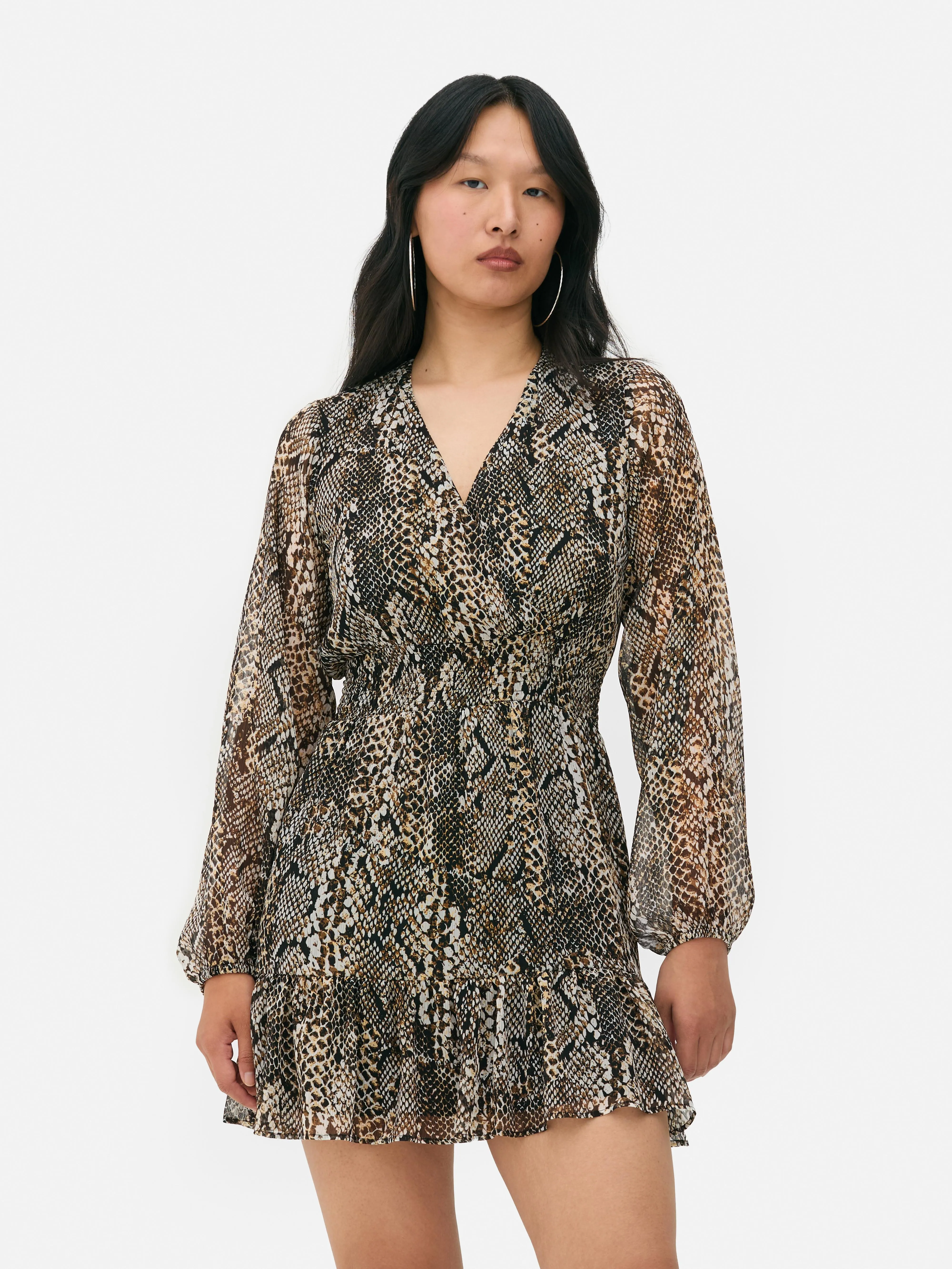 Vestido corto de gasa con volantes