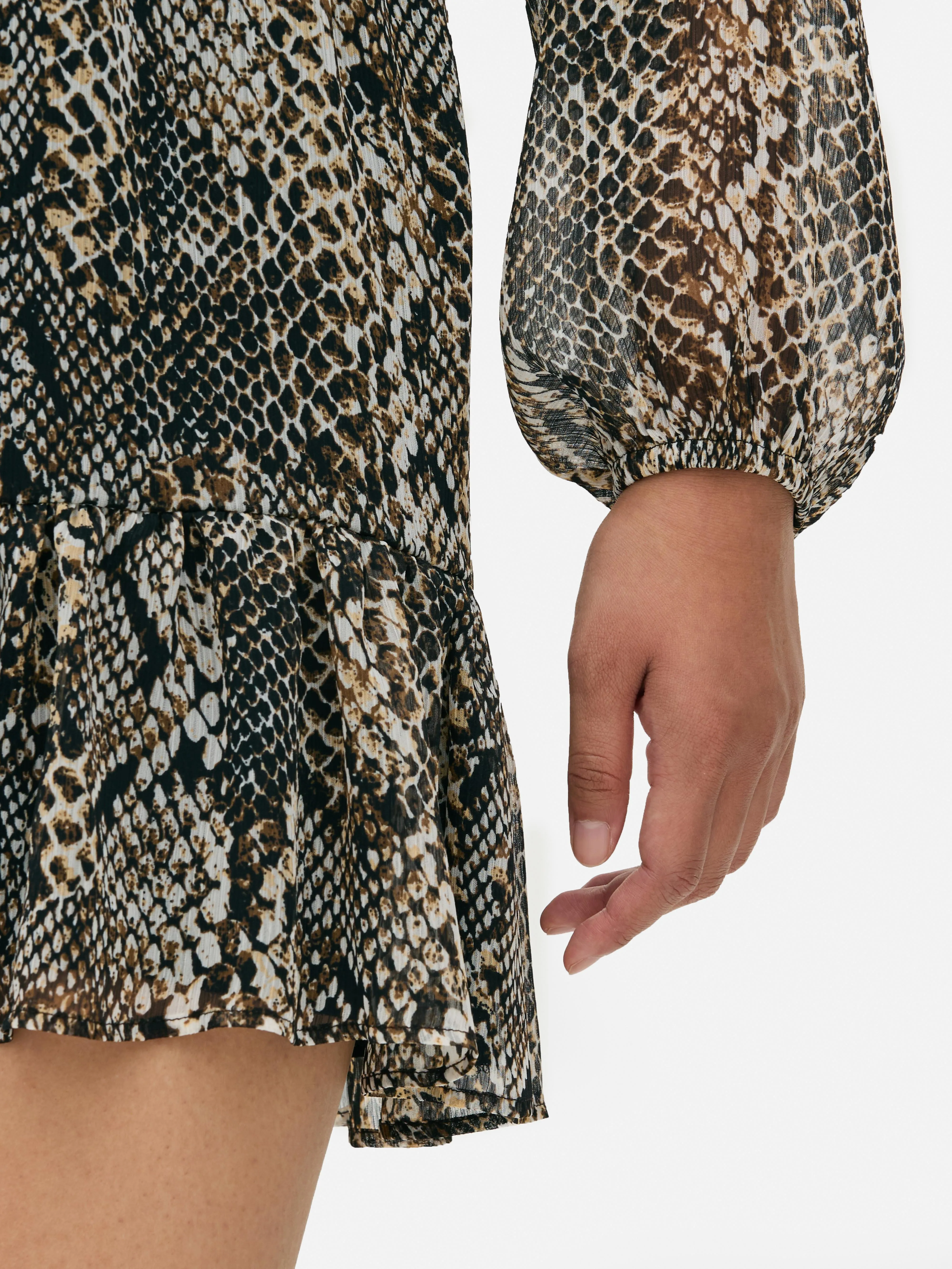 Vestido corto de gasa con volantes