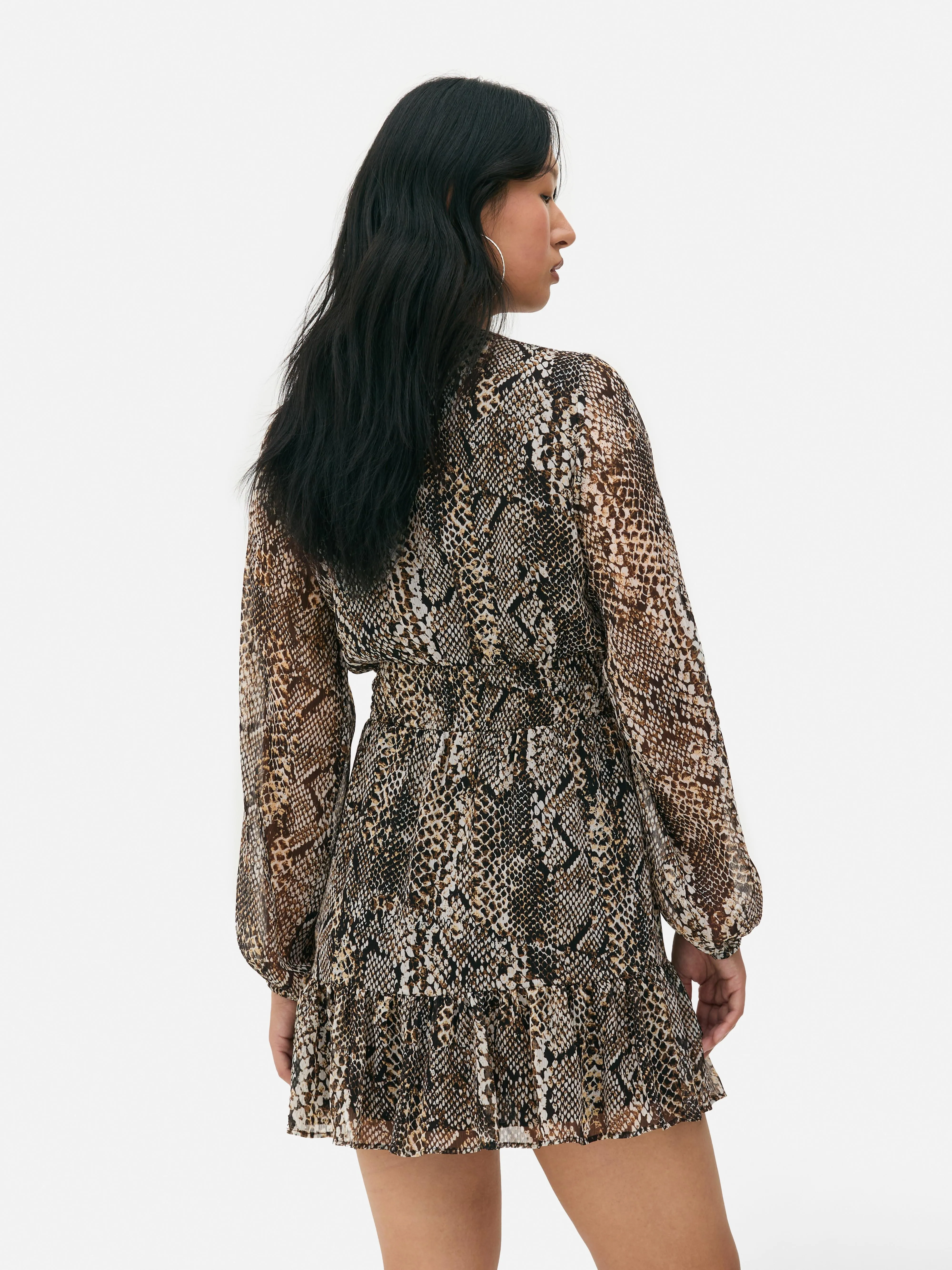 Vestido corto de gasa con volantes