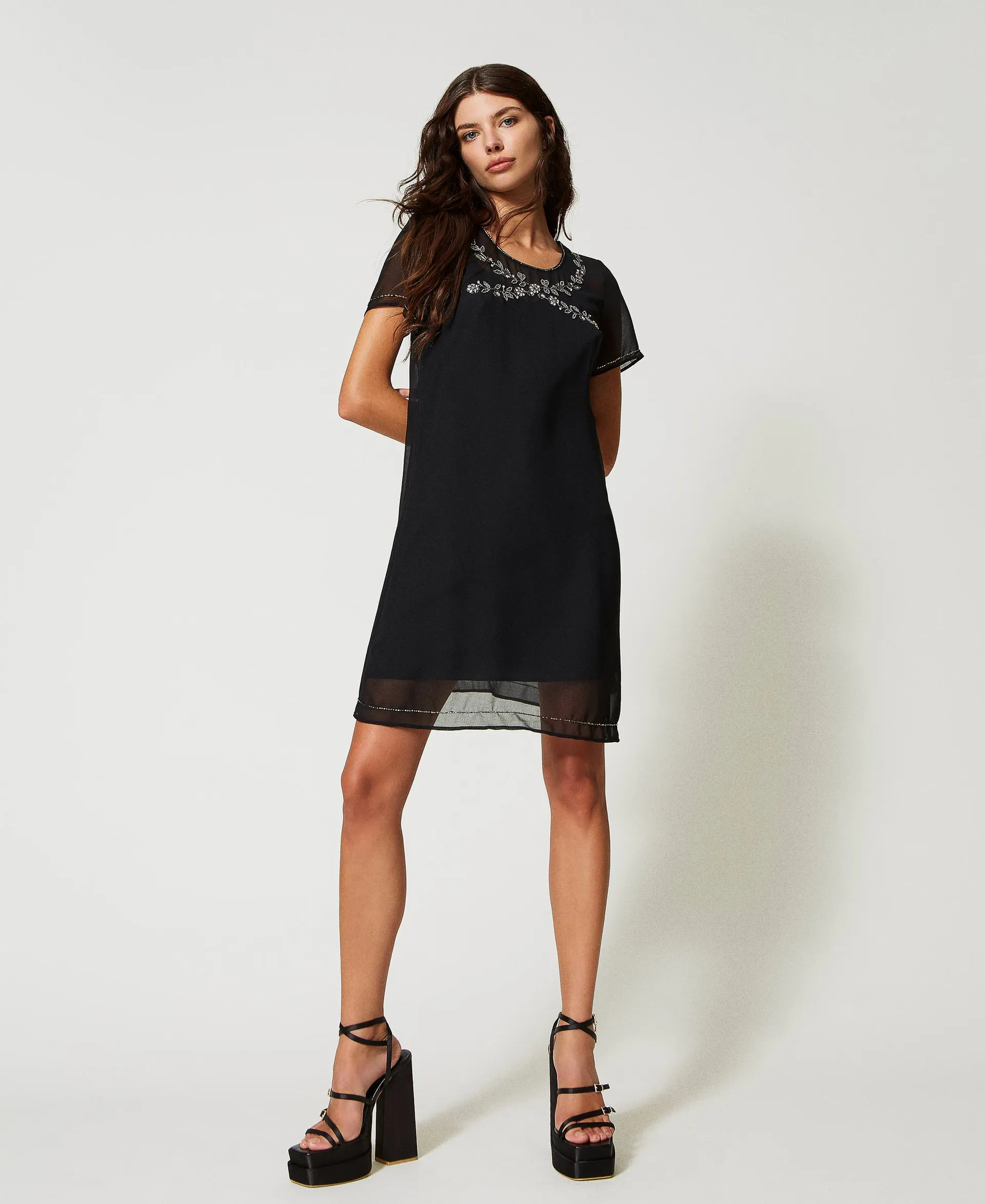 Vestido de georgette con bordado a mano