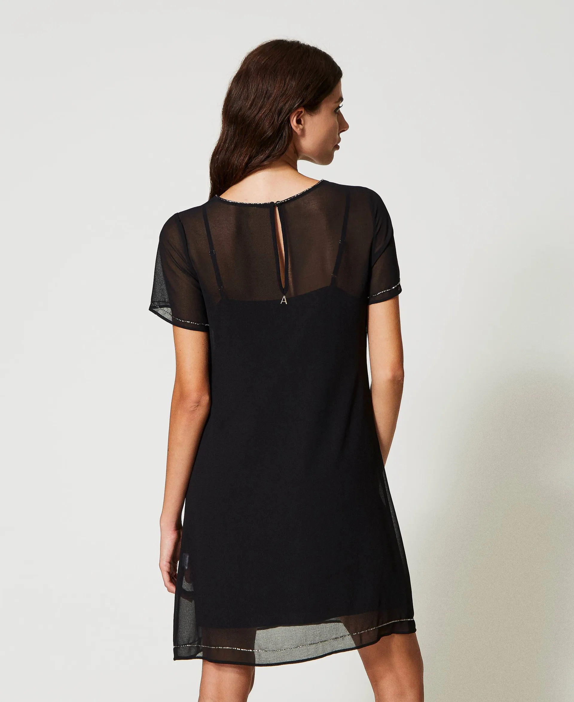 Vestido de georgette con bordado a mano