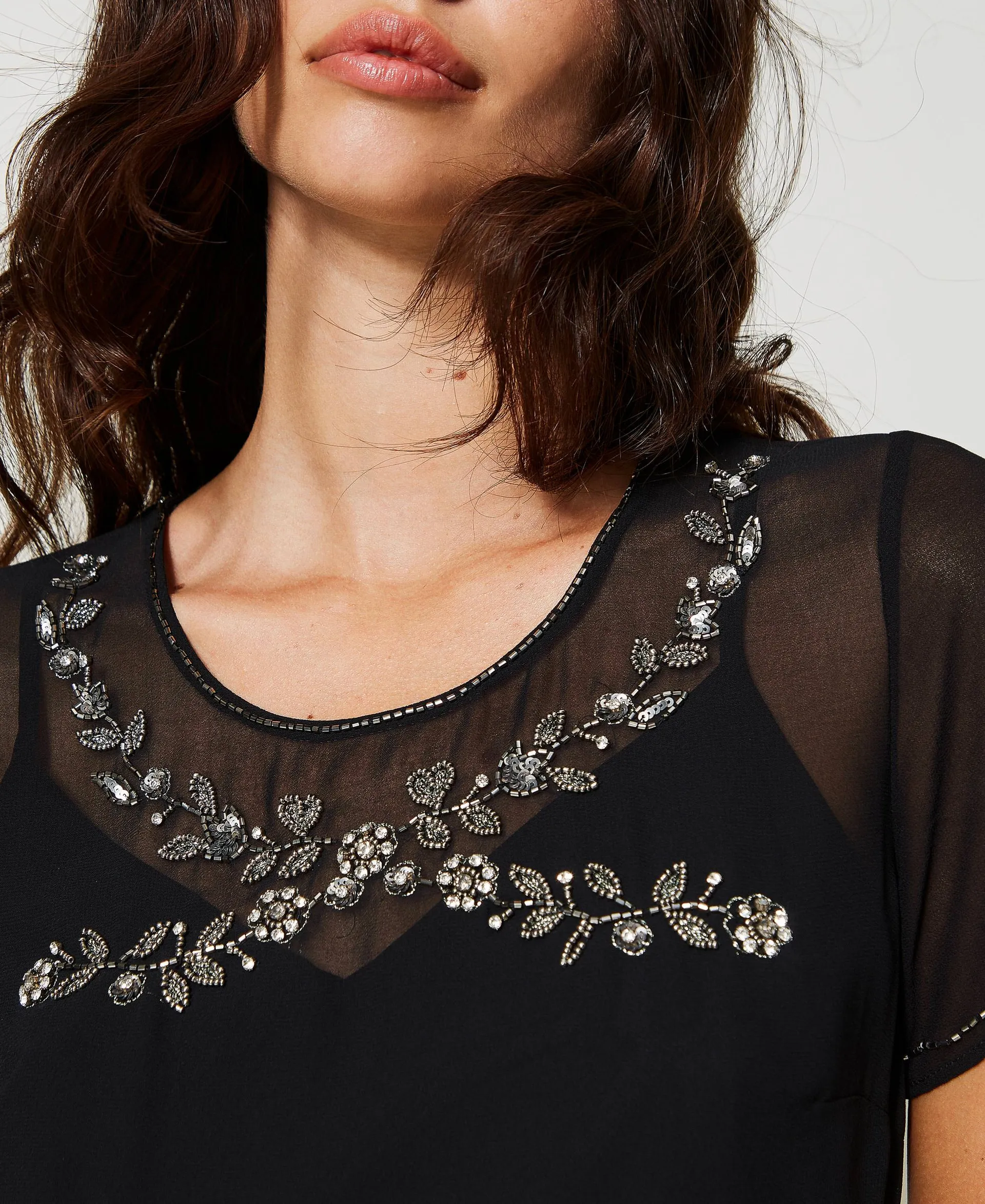 Vestido de georgette con bordado a mano