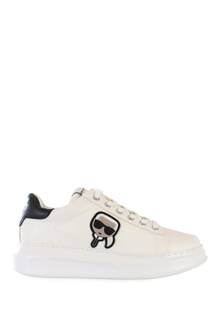 Zapatillas blancas con plataforma y logo en parche