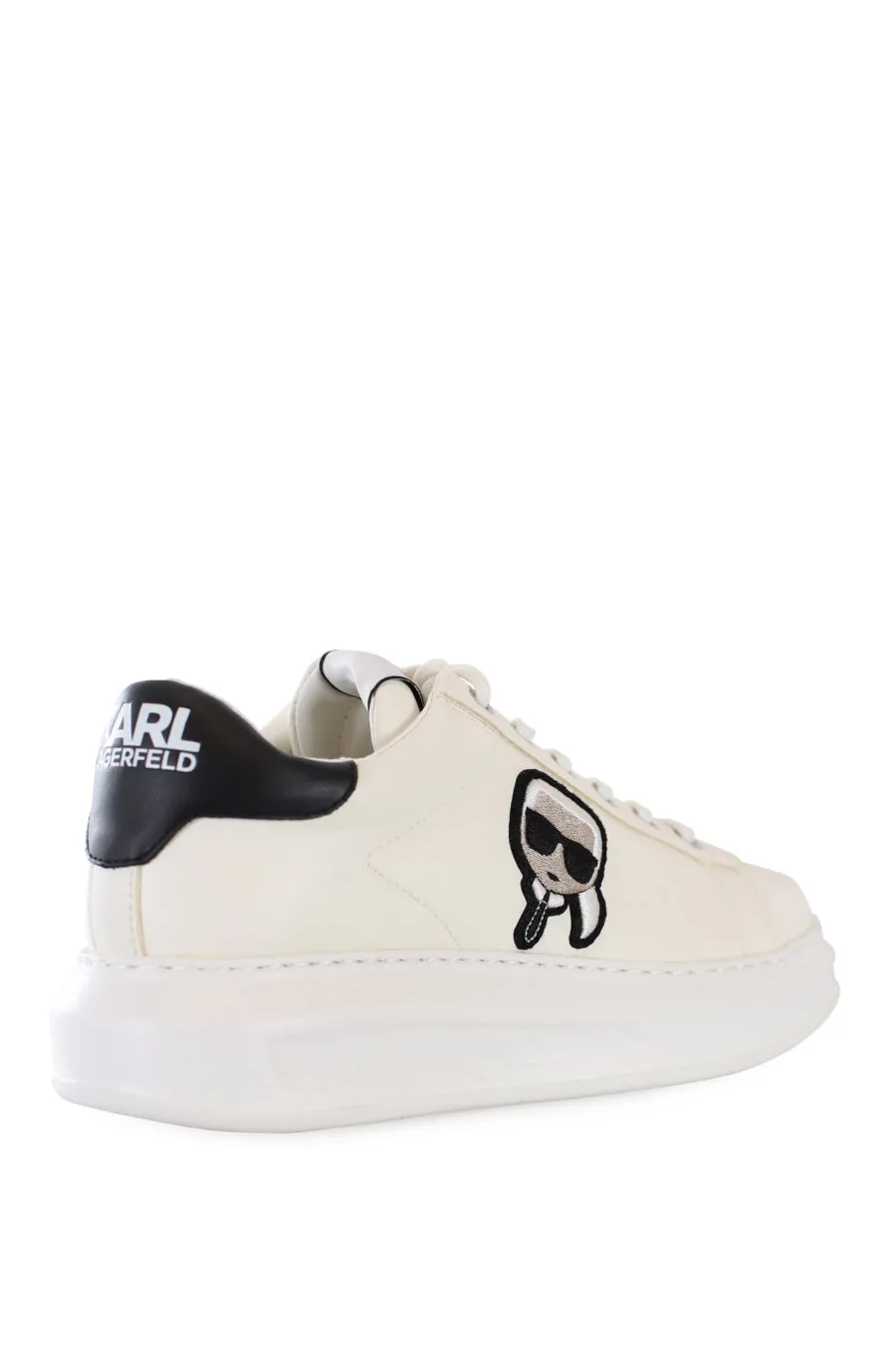 Zapatillas blancas con plataforma y logo en parche